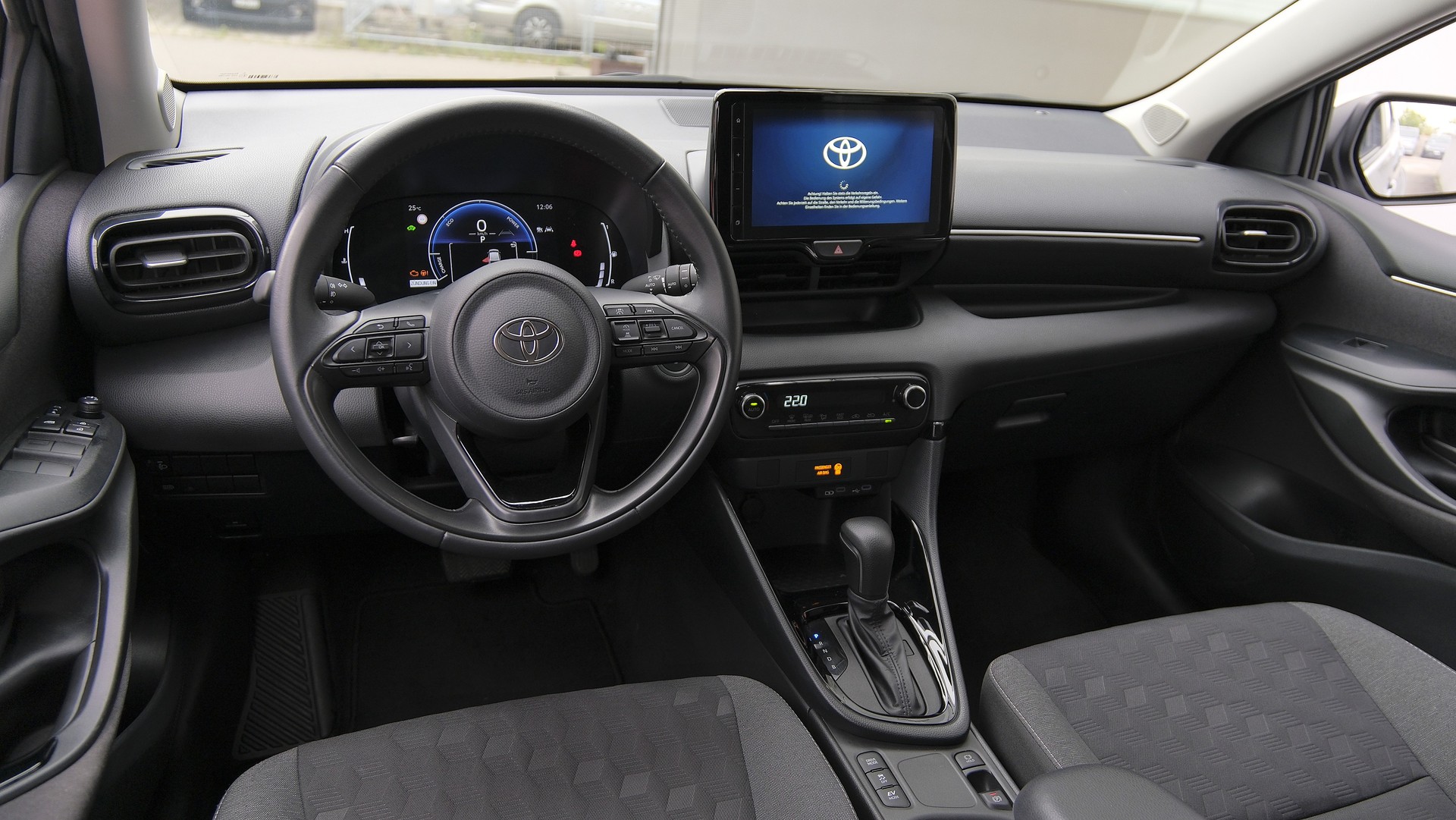 TOYOTA Yaris 1.5 Trend e-CVT-image-4