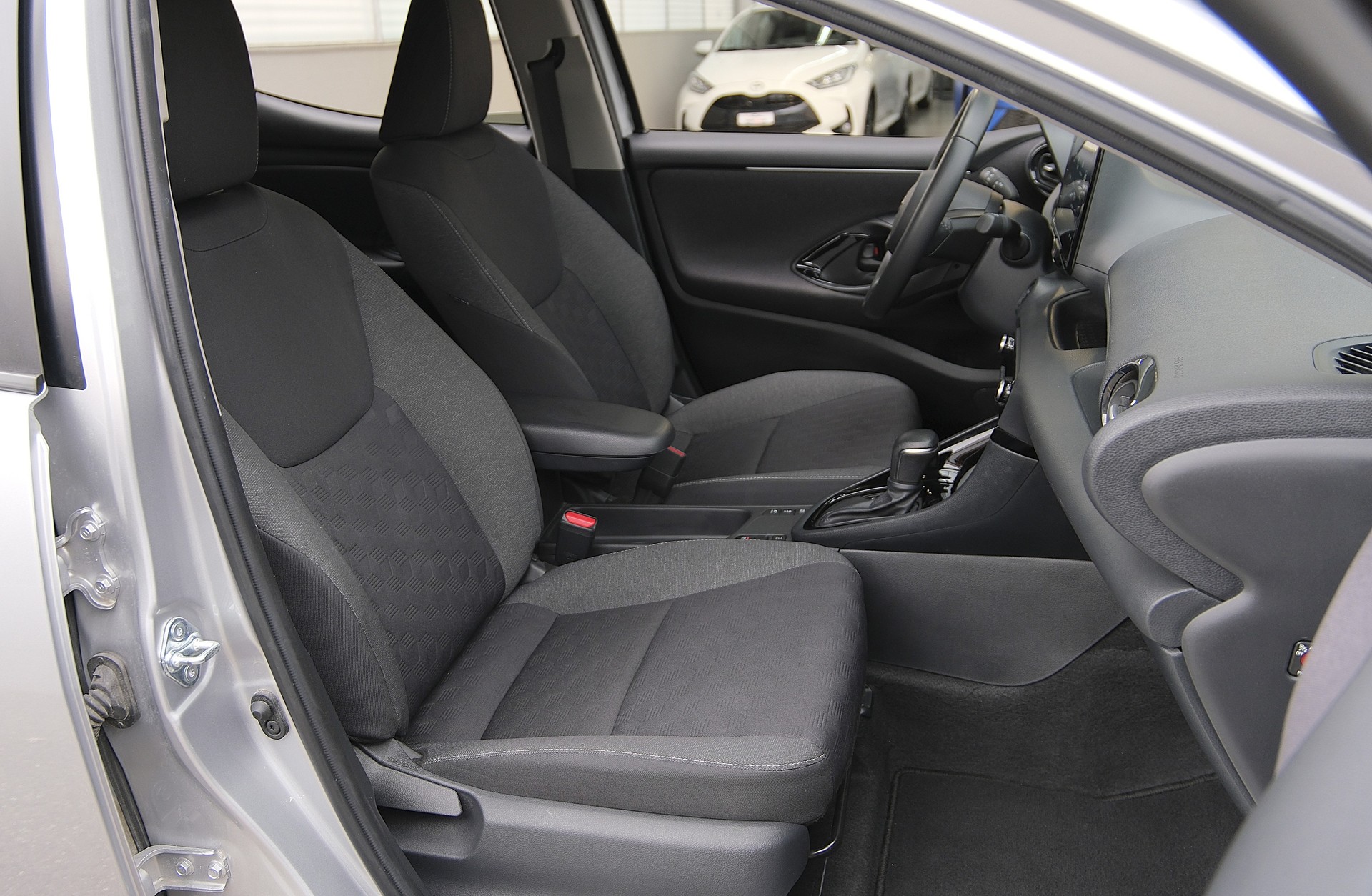 TOYOTA Yaris 1.5 Trend e-CVT-image-12