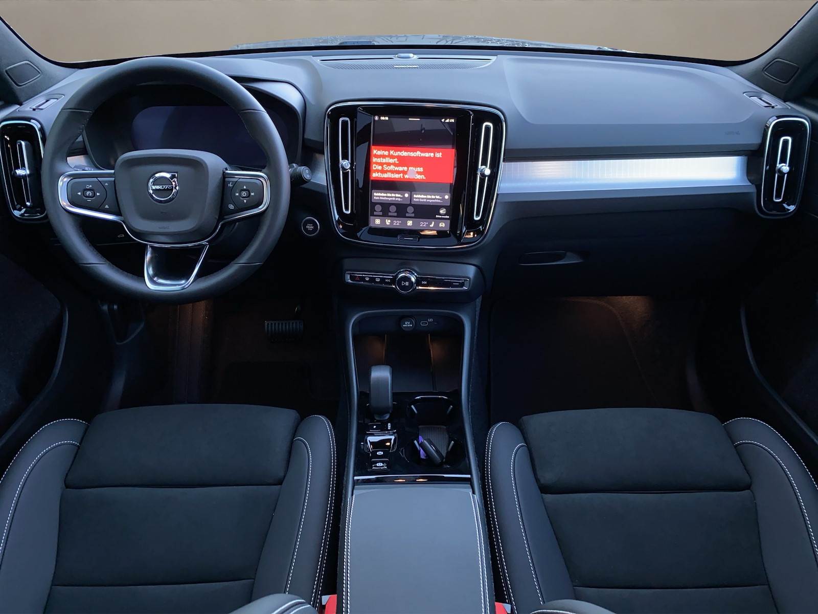 VOLVO XC40 2.0 B3 MH Plus Dark-image-12