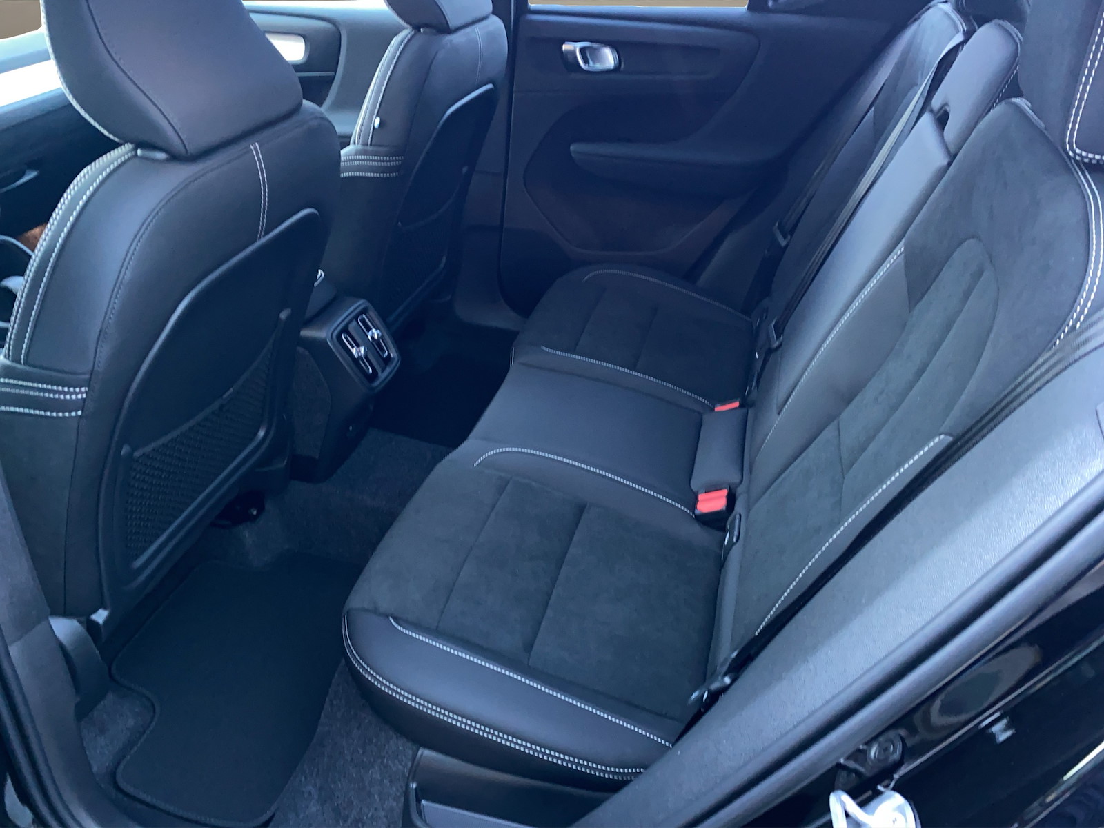 VOLVO XC40 2.0 B3 MH Plus Dark-image-9