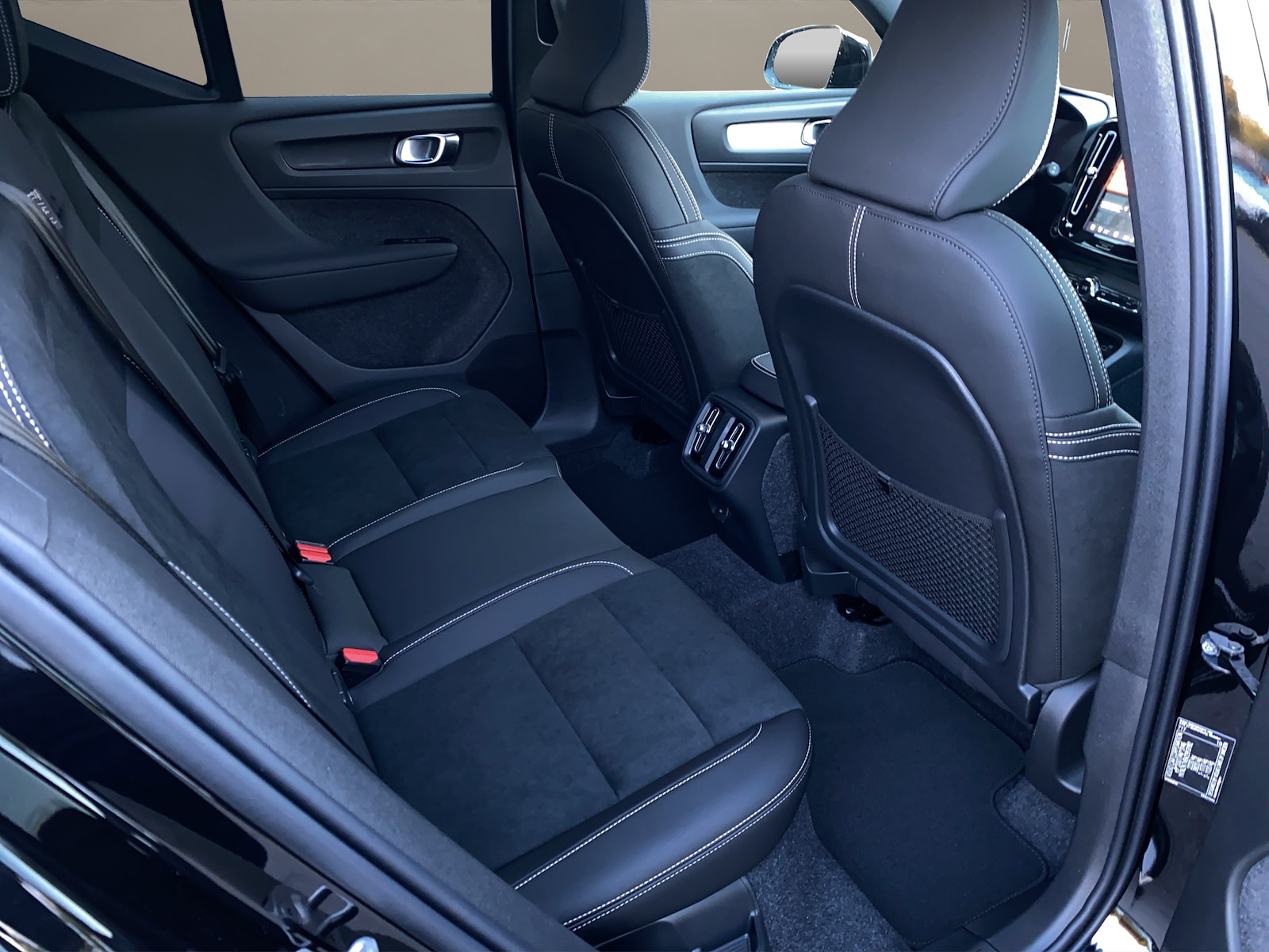 VOLVO XC40 2.0 B3 MH Plus Dark-image-11