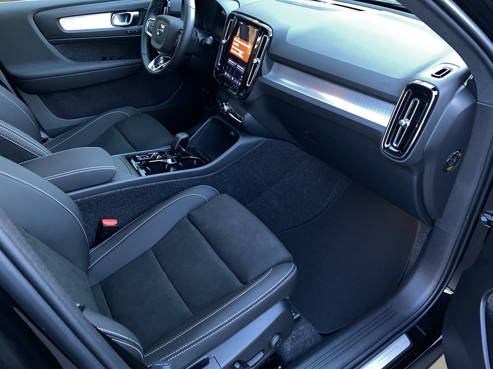 VOLVO XC40 2.0 B3 MH Plus Dark-image-10