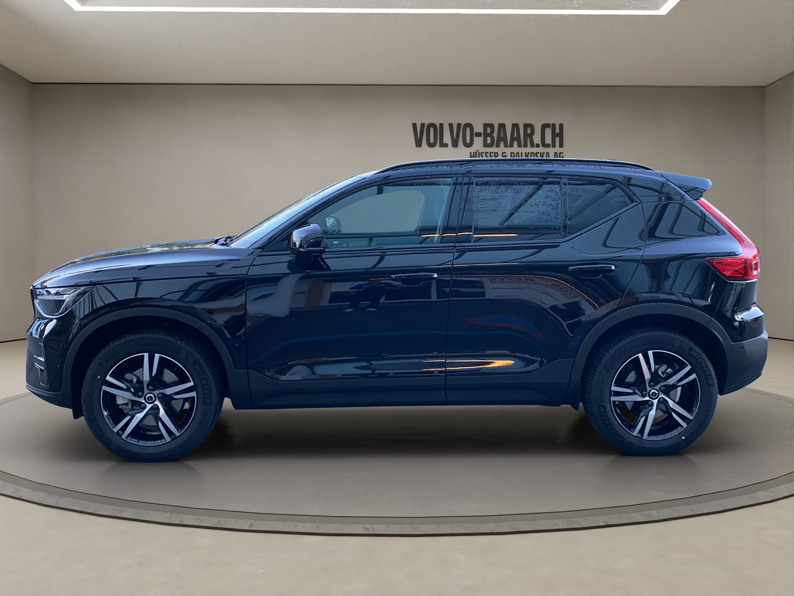 VOLVO XC40 2.0 B3 MH Plus Dark-image-1
