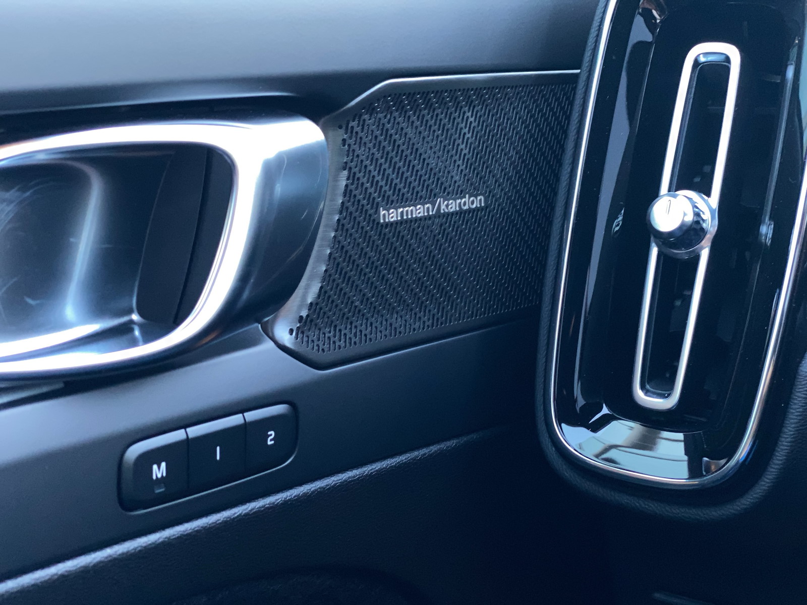 VOLVO XC40 2.0 B3 MH Plus Dark-image-14