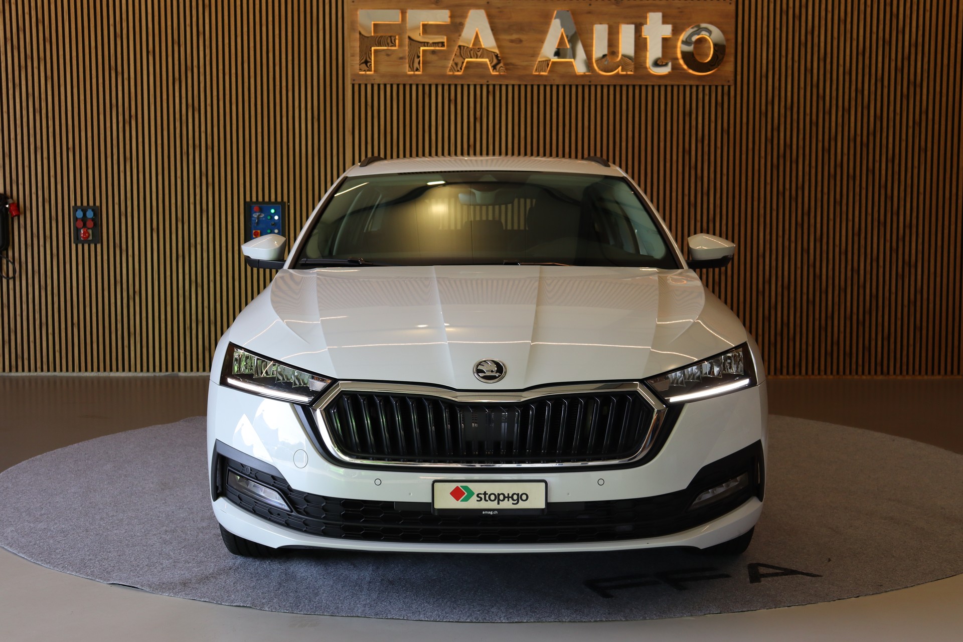 SKODA Octavia Combi 2.0 TDI Ambition 4x4 DSG-image-2