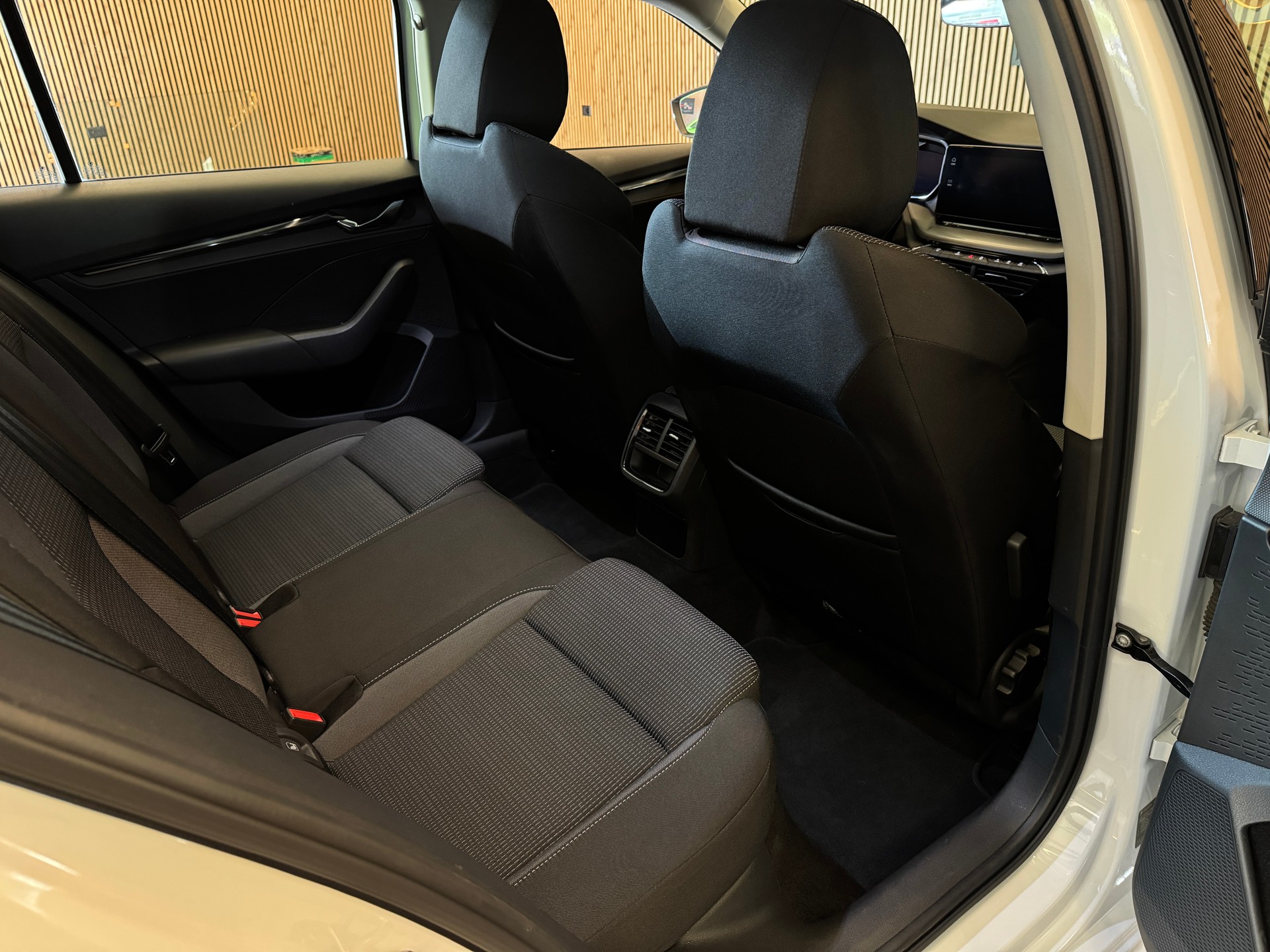 SKODA Octavia Combi 2.0 TDI Ambition 4x4 DSG-image-15