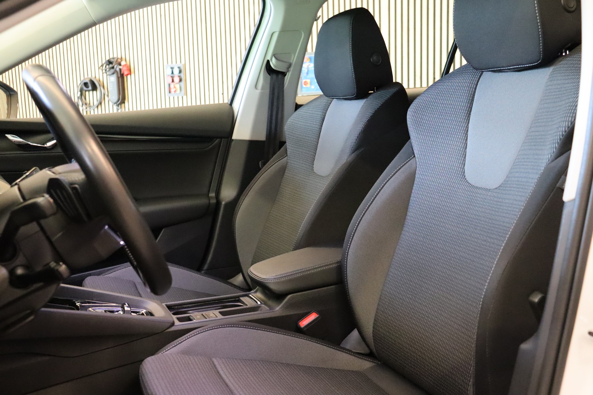 SKODA Octavia Combi 2.0 TDI Ambition 4x4 DSG-image-14