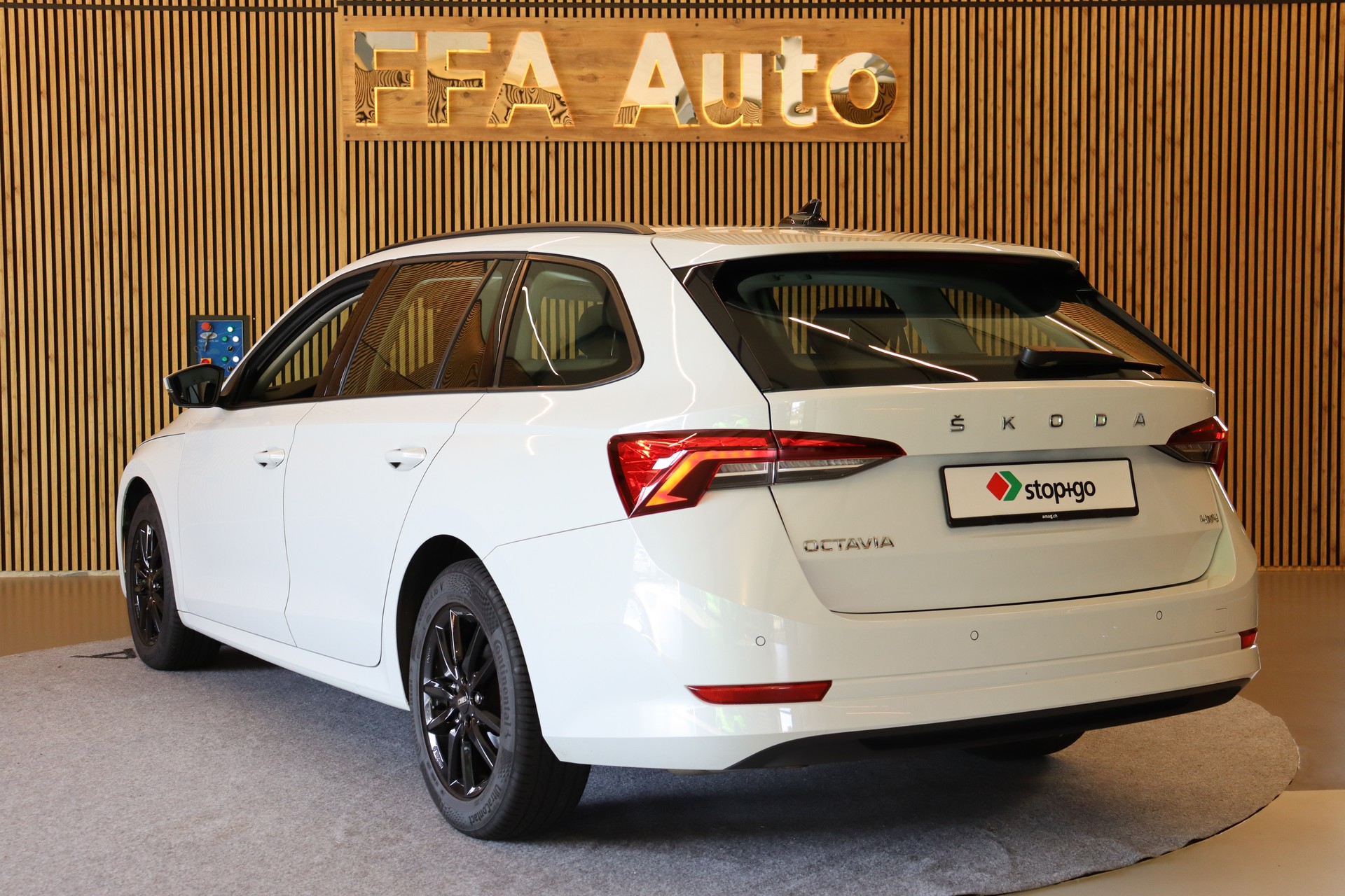 SKODA Octavia Combi 2.0 TDI Ambition 4x4 DSG-image-10