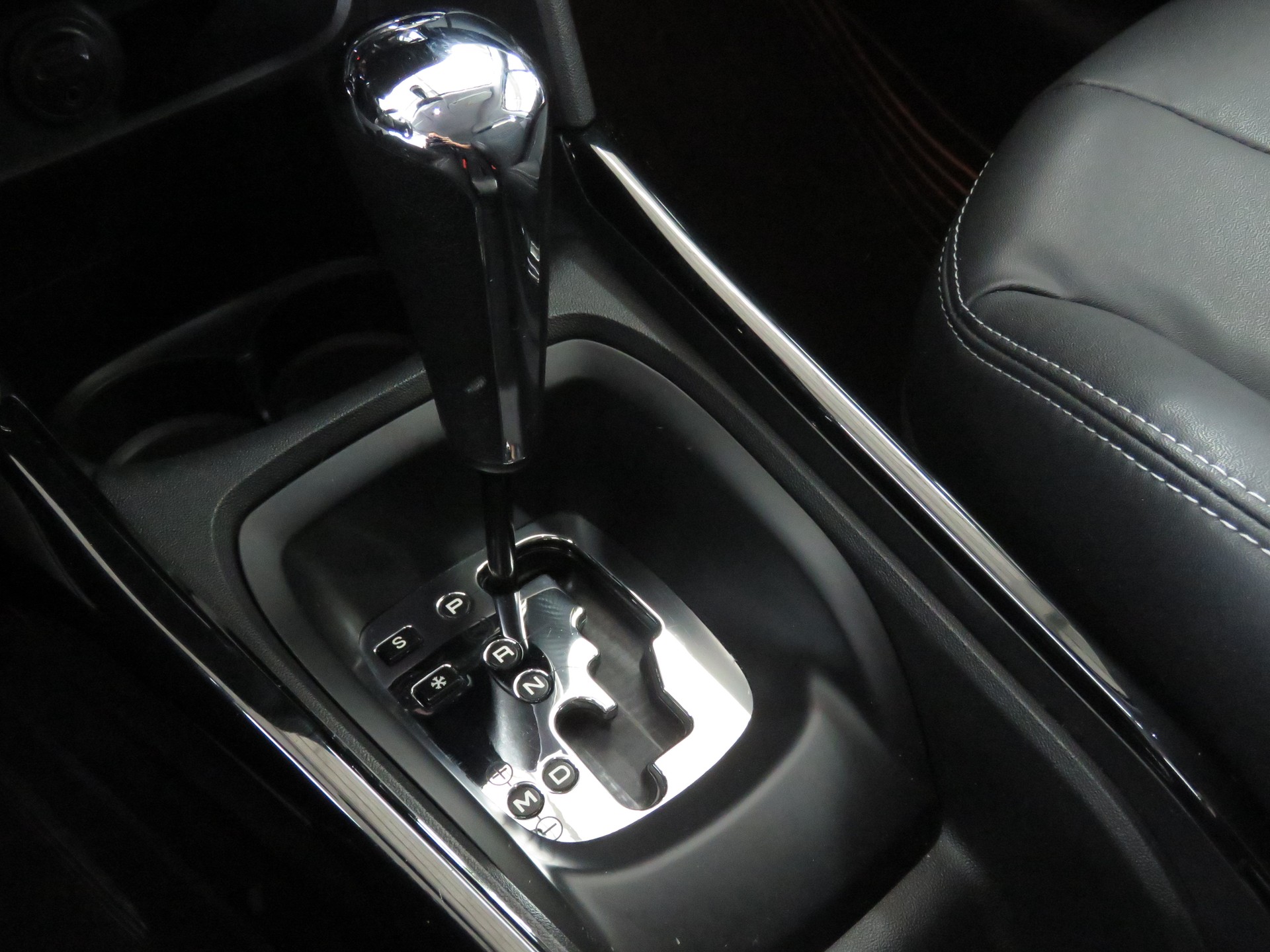PEUGEOT 2008 1.6 VTI Allure Automatic-image-18