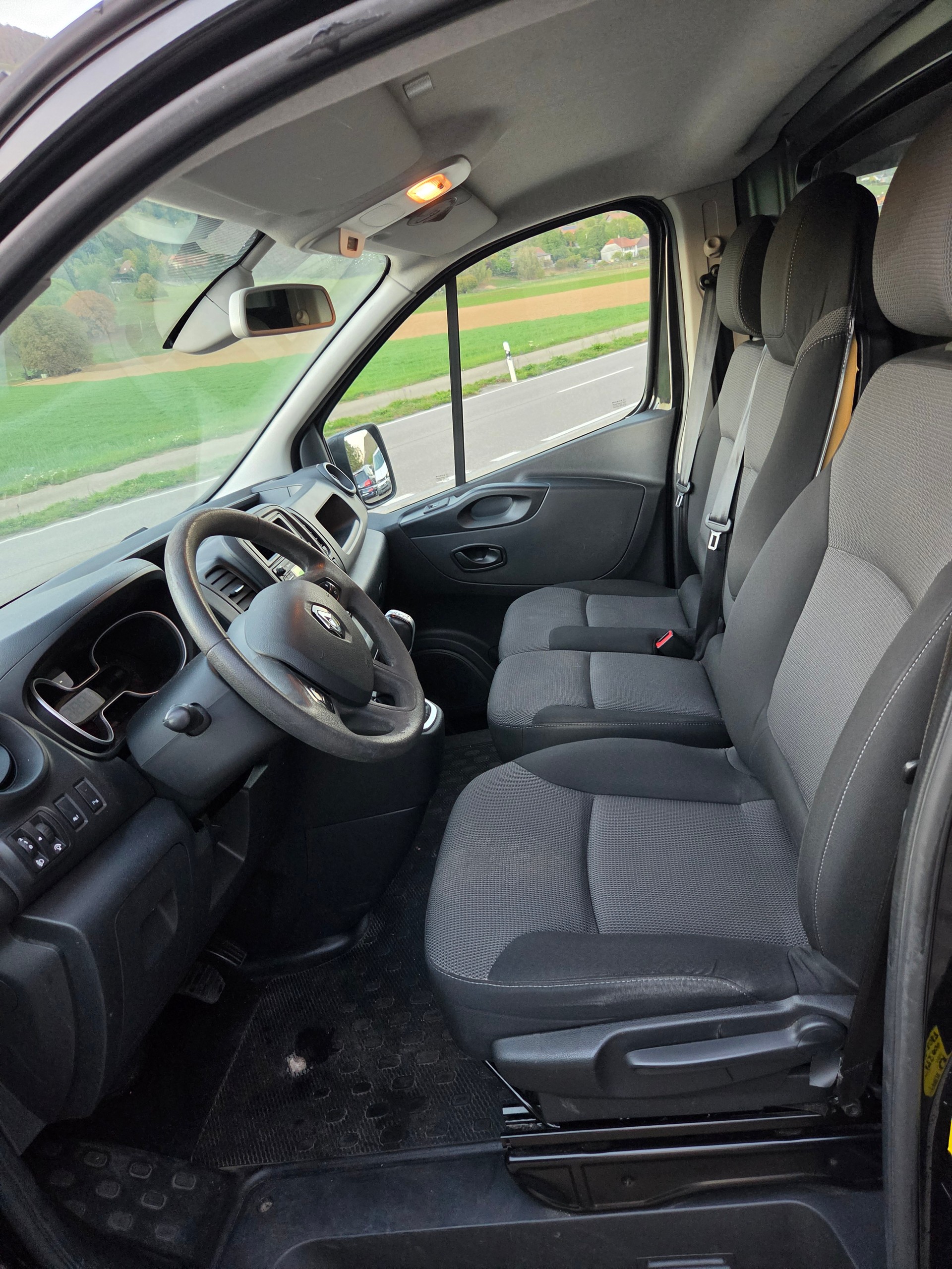 RENAULT Trafic 2.0 ENERGY dCi145 EDC 3.0t Business L2H1 A-image-8