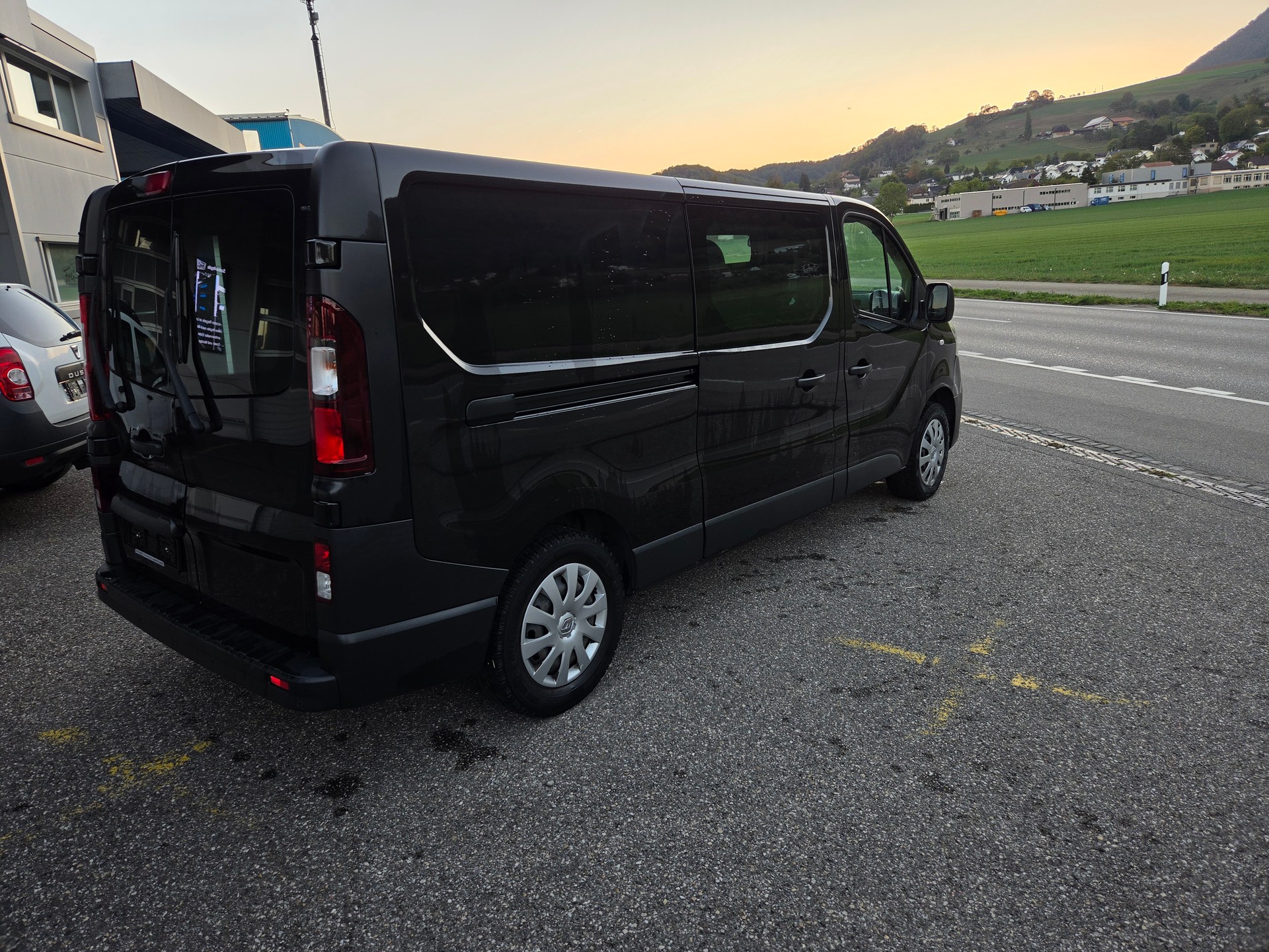 RENAULT Trafic 2.0 ENERGY dCi145 EDC 3.0t Business L2H1 A-image-2