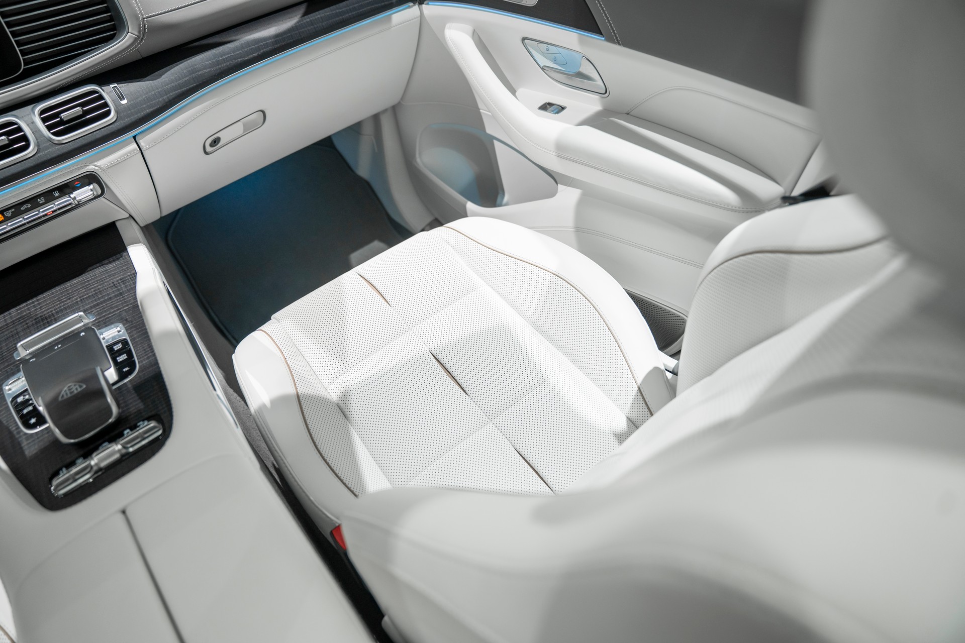 MERCEDES-BENZ GLS Maybach 600 9G-Tronic-image-17