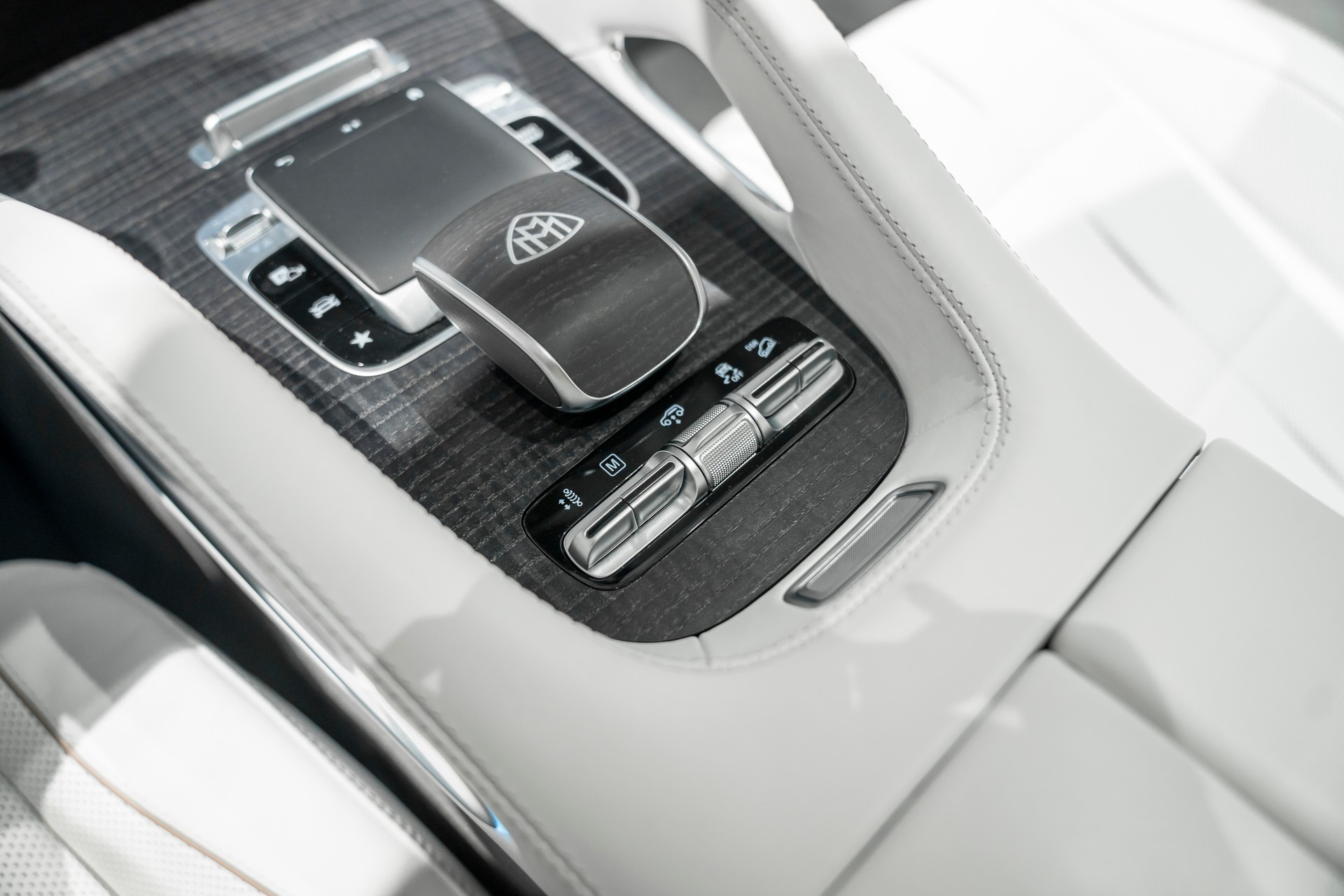 MERCEDES-BENZ GLS Maybach 600 9G-Tronic-image-26