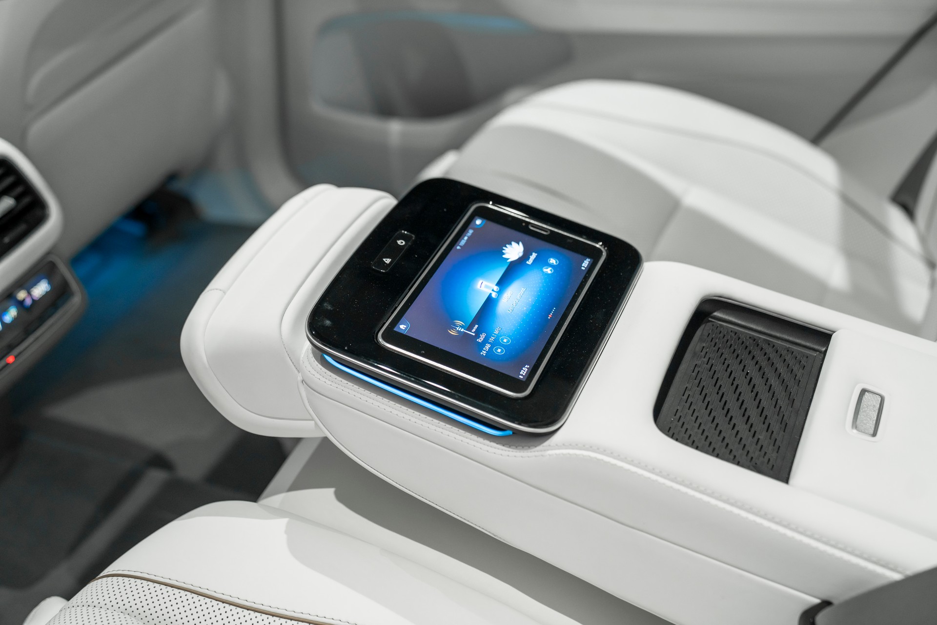 MERCEDES-BENZ GLS Maybach 600 9G-Tronic-image-23