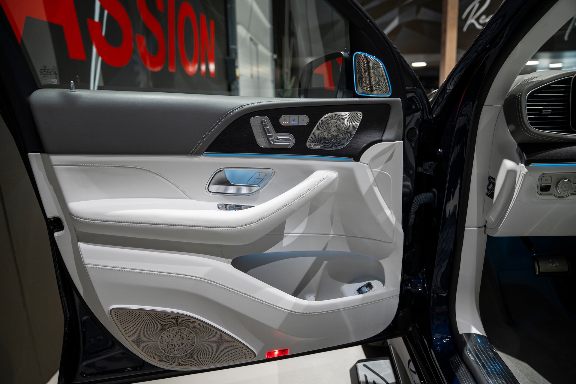 MERCEDES-BENZ GLS Maybach 600 9G-Tronic-image-12