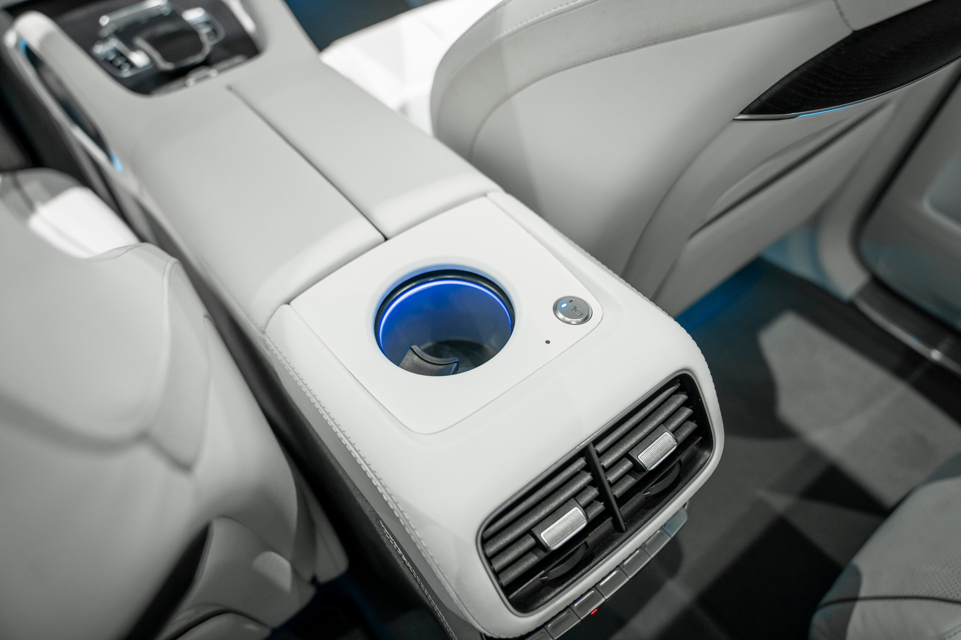 MERCEDES-BENZ GLS Maybach 600 9G-Tronic-image-16