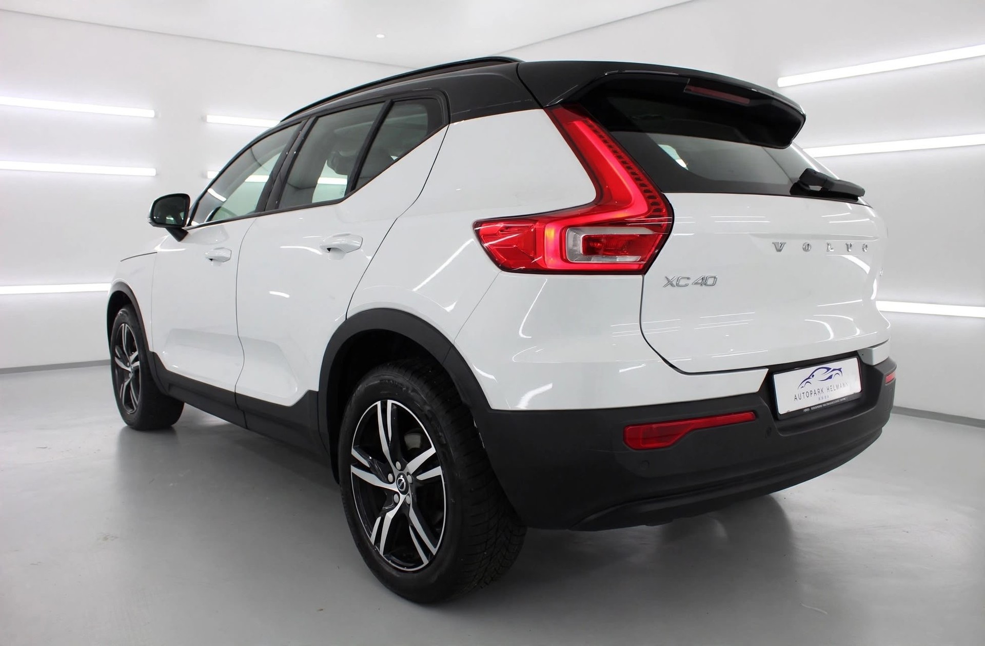 VOLVO XC40 T3 Momentum Light Geartronic-image-2
