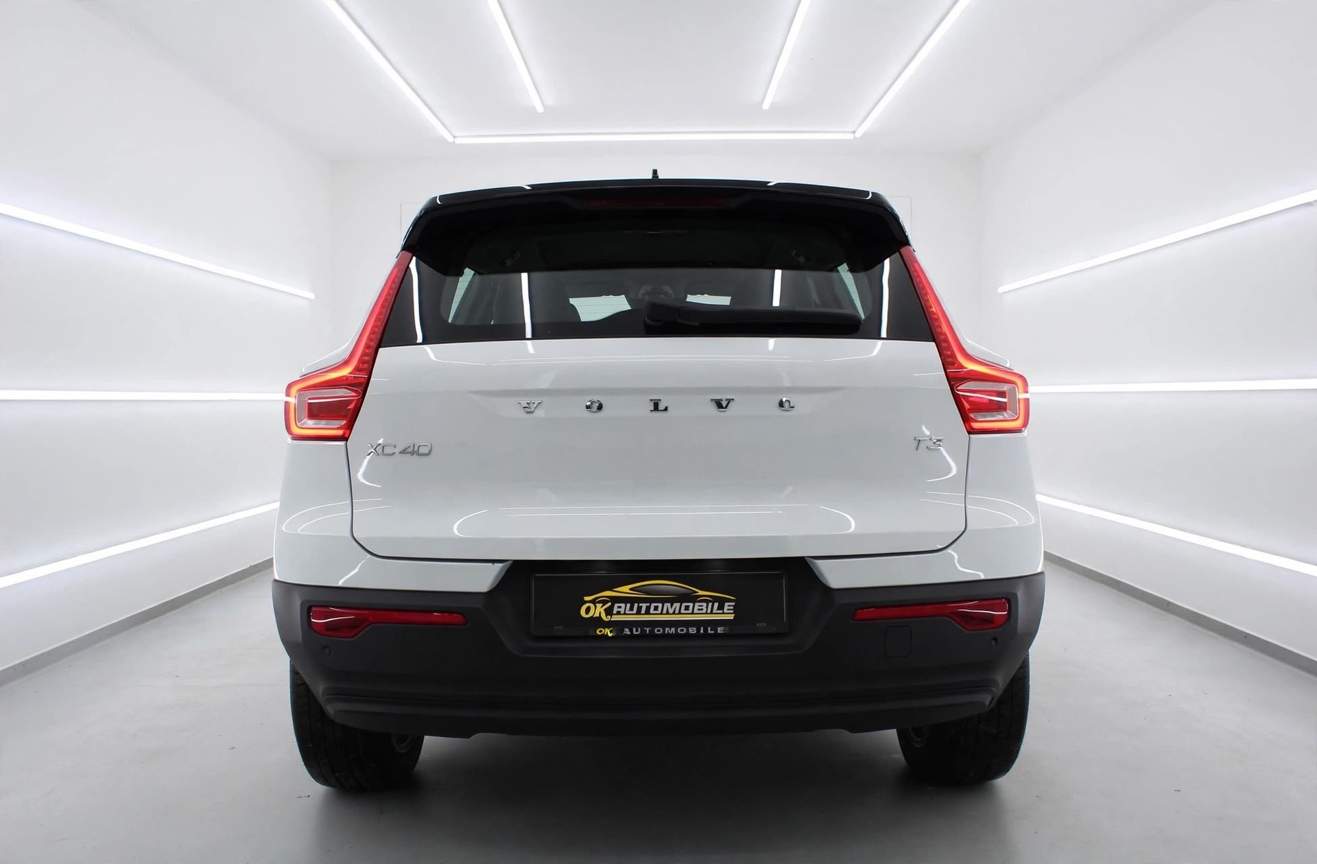 VOLVO XC40 T3 Momentum Light Geartronic-image-3