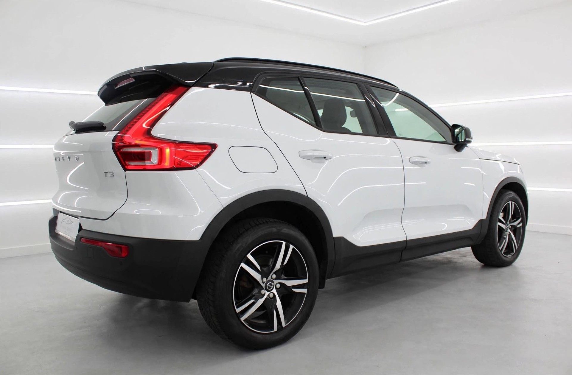 VOLVO XC40 T3 Momentum Light Geartronic-image-4