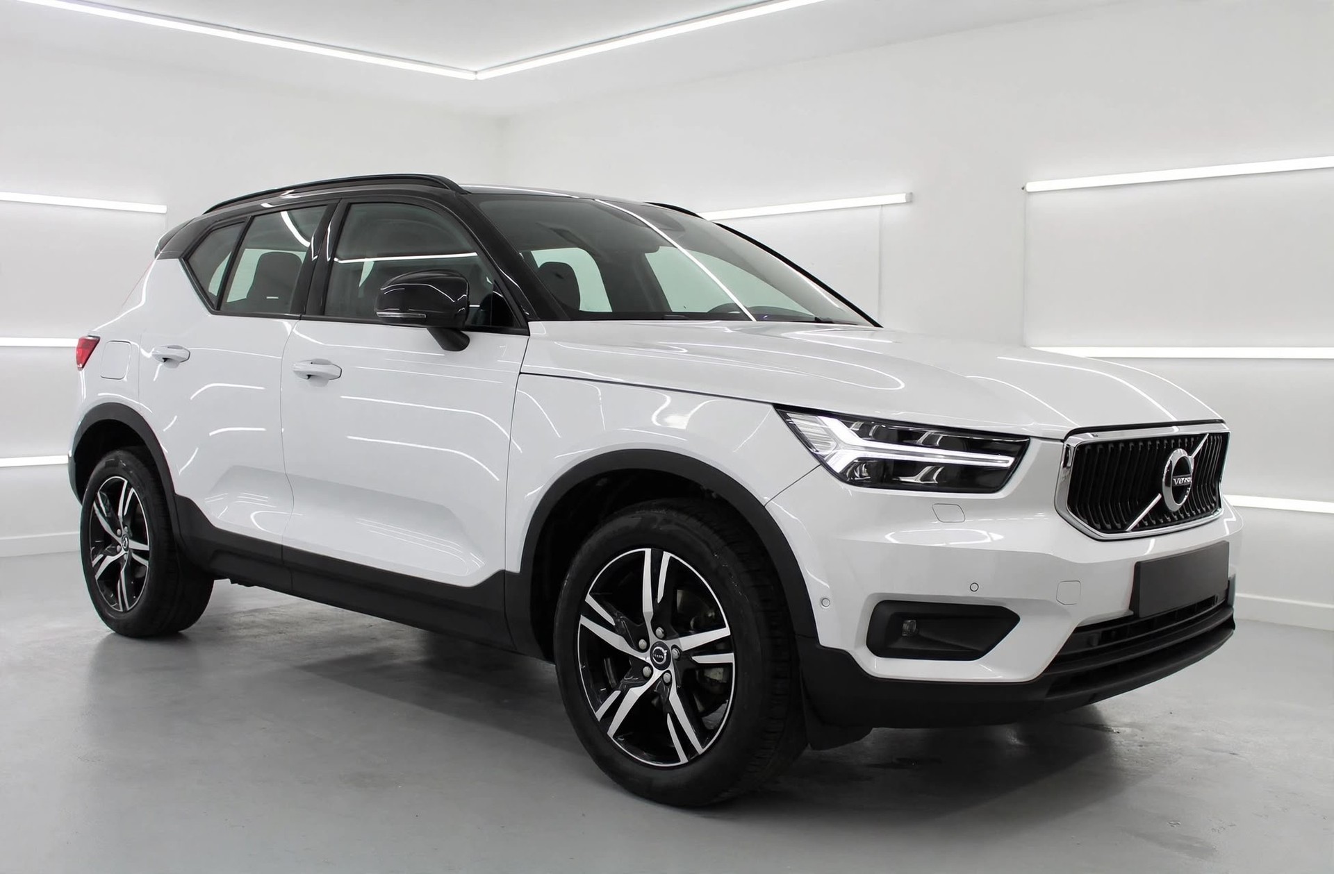 VOLVO XC40 T3 Momentum Light Geartronic-image-5