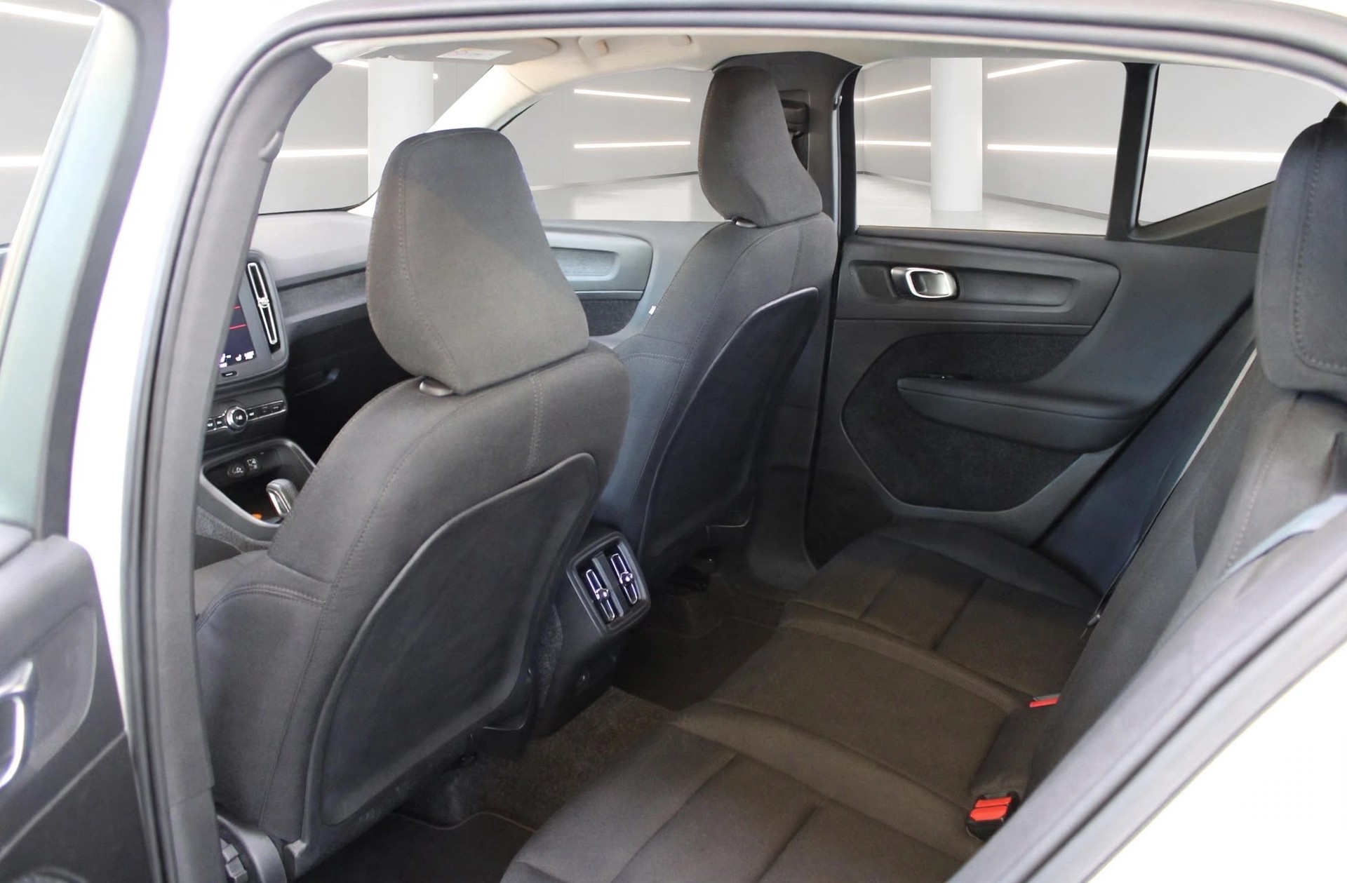 VOLVO XC40 T3 Momentum Light Geartronic-image-6