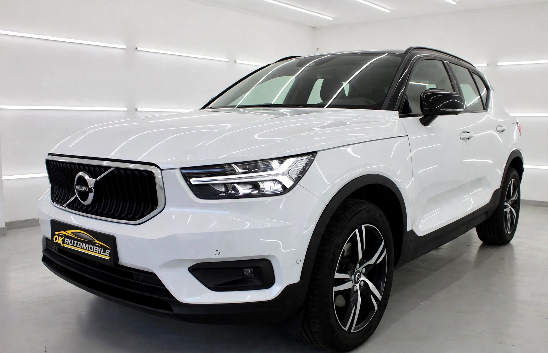 VOLVO XC40 T3 Momentum Light Geartronic-image-1