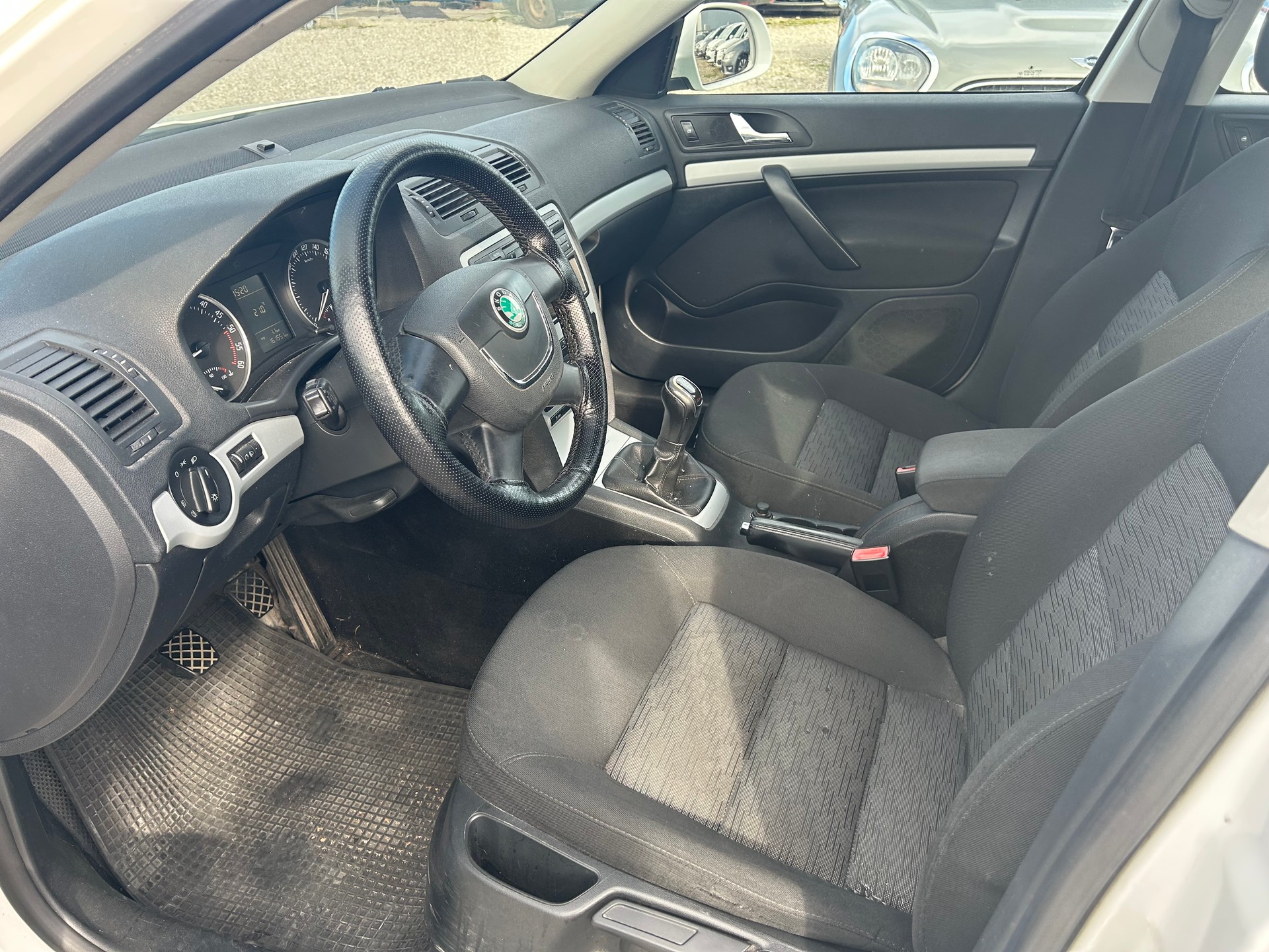 SKODA Octavia Combi 1.6 TDI Stöckli 4x4-image-8