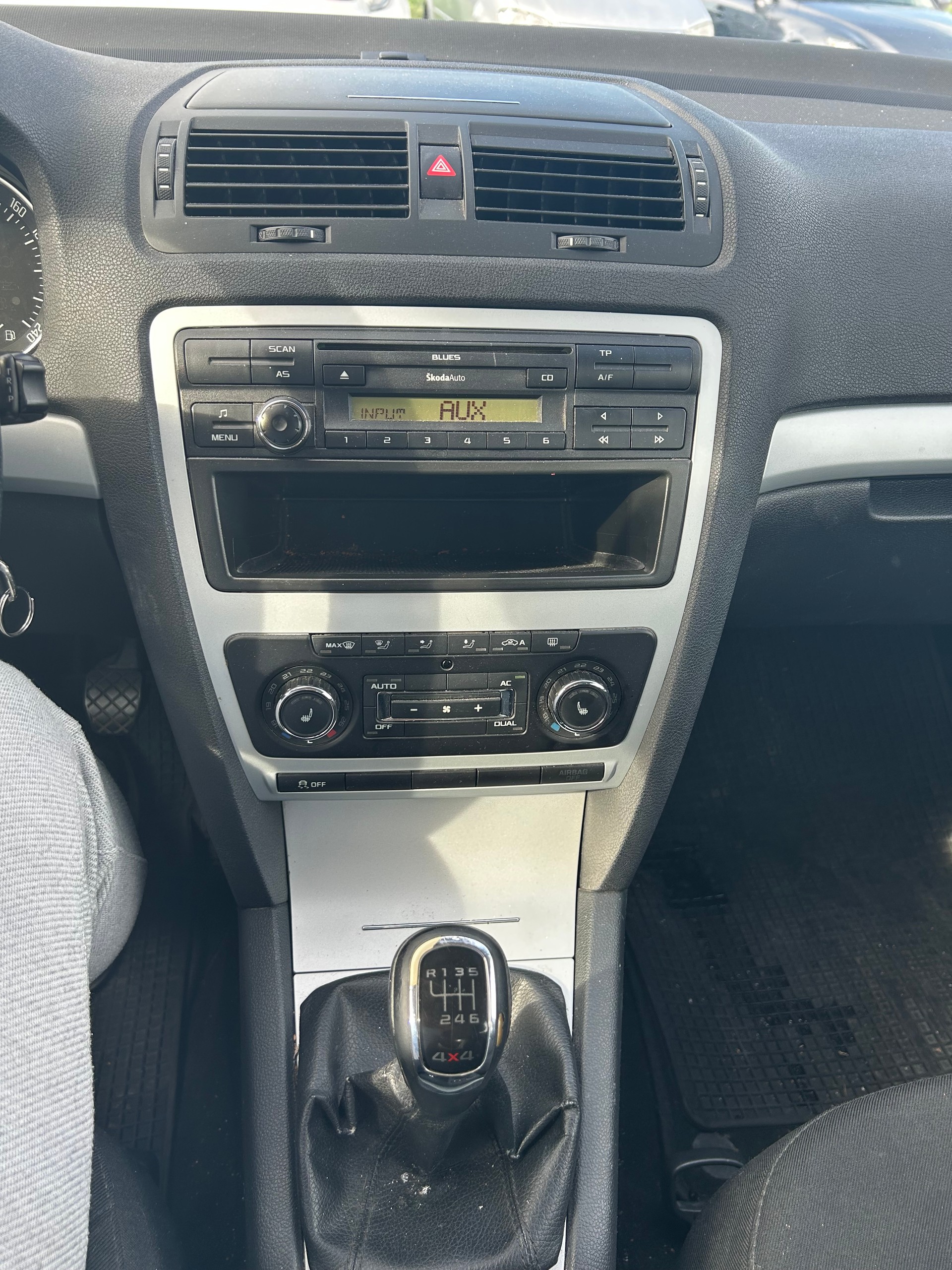 SKODA Octavia Combi 1.6 TDI Stöckli 4x4-image-7
