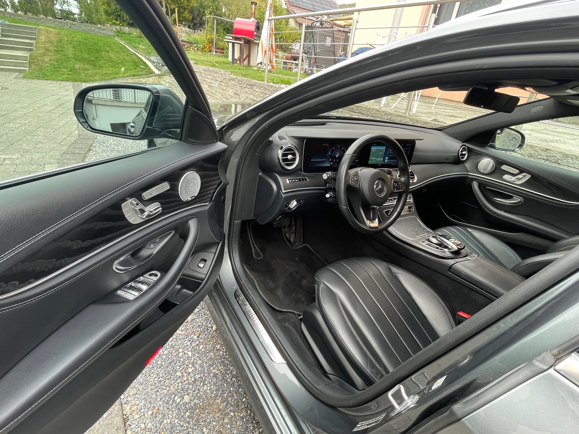 MERCEDES-BENZ E 220 d Swiss Star AMG Line 4matic-image-4