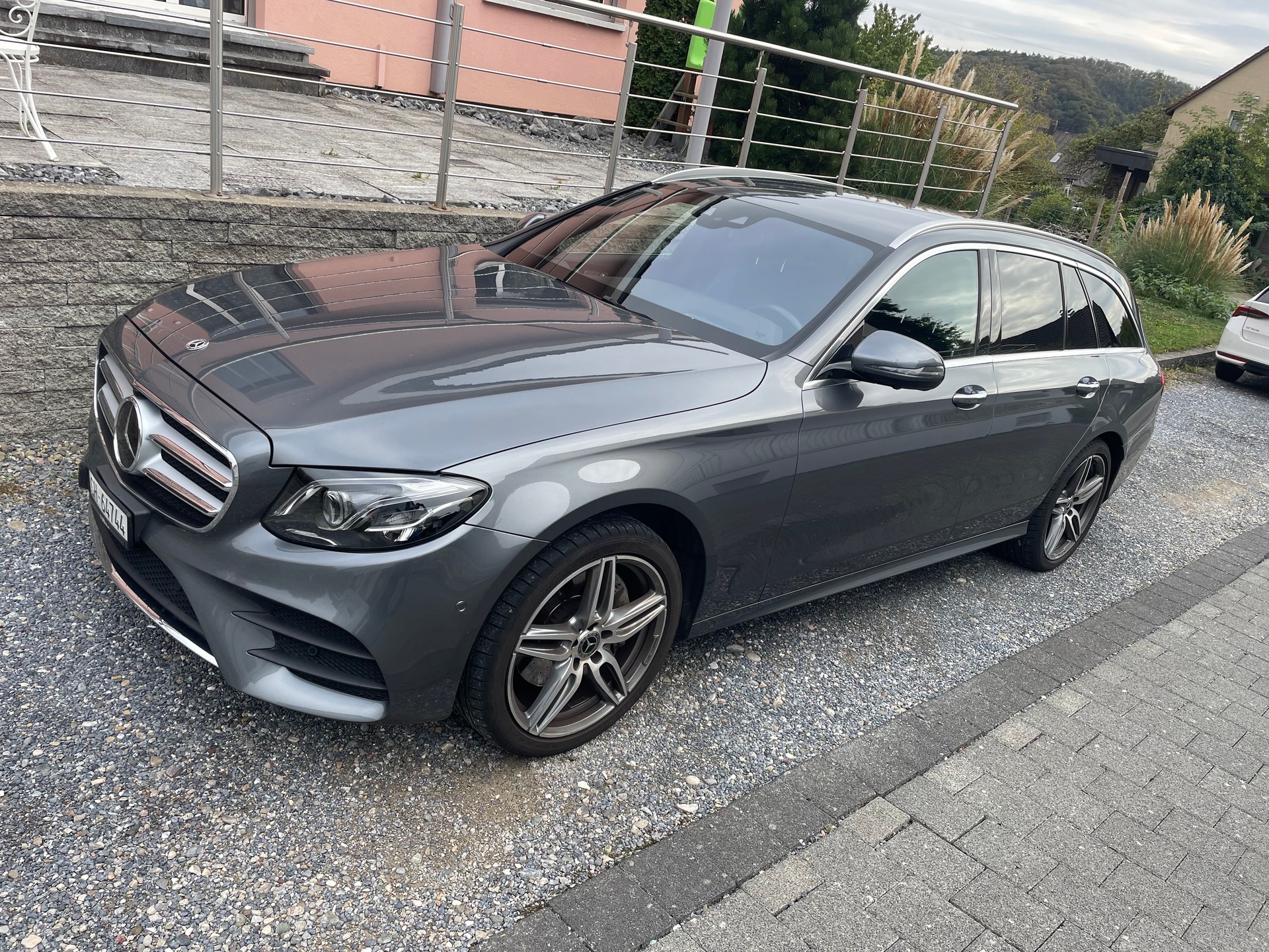MERCEDES-BENZ E 220 d Swiss Star AMG Line 4matic-image-0