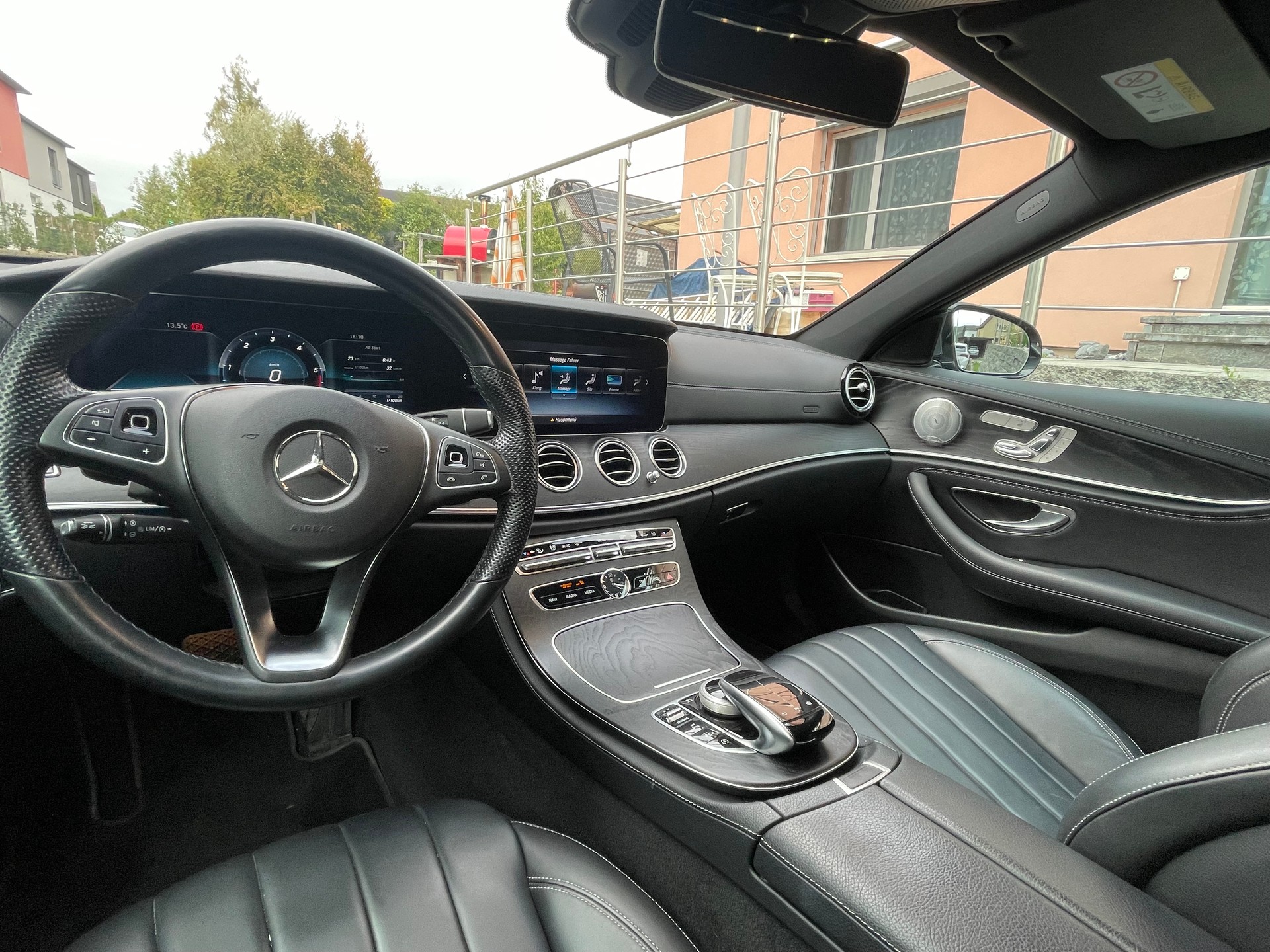 MERCEDES-BENZ E 220 d Swiss Star AMG Line 4matic-image-1