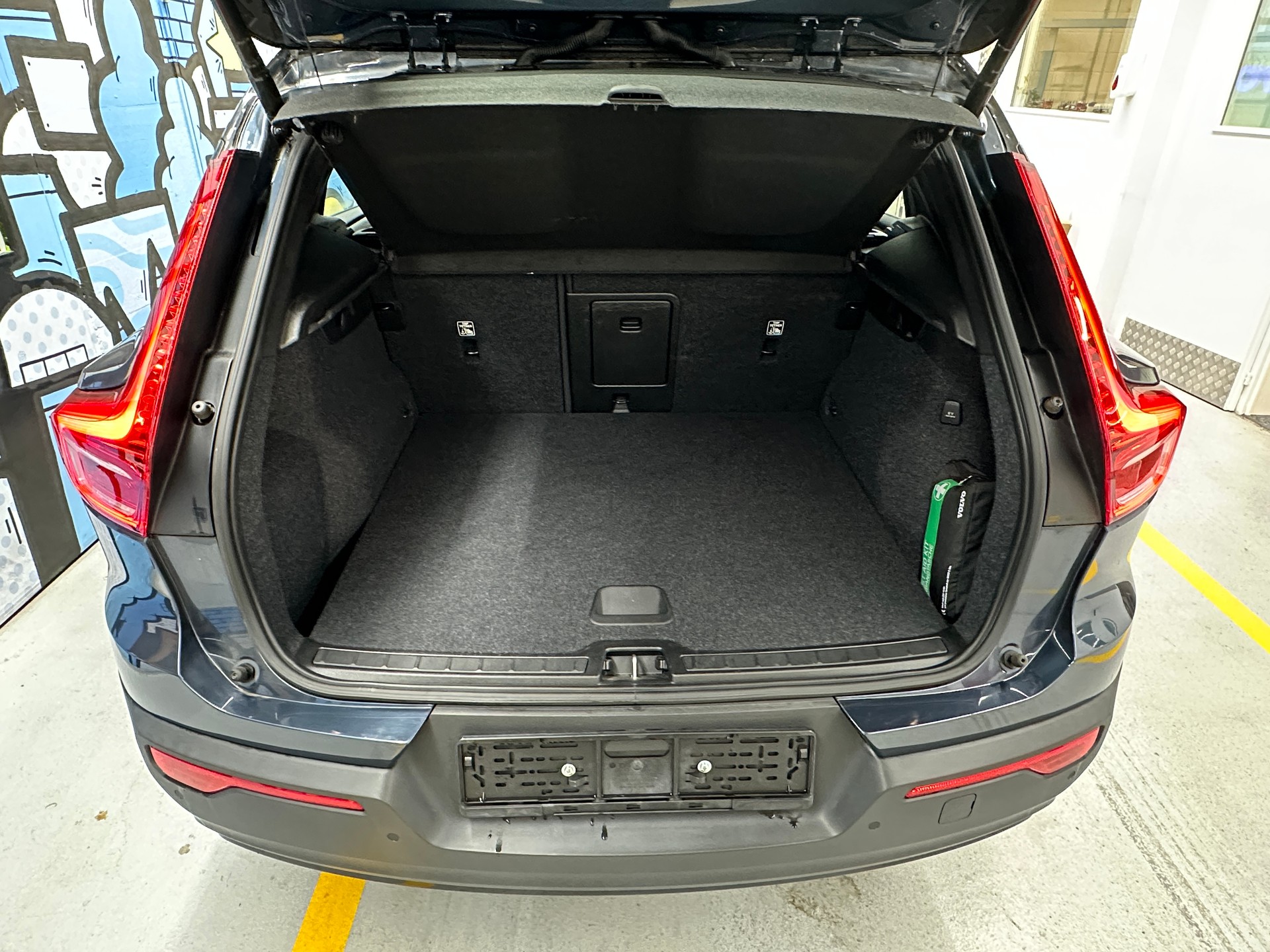 VOLVO XC40 T4 TwE R-Design DCT-image-5