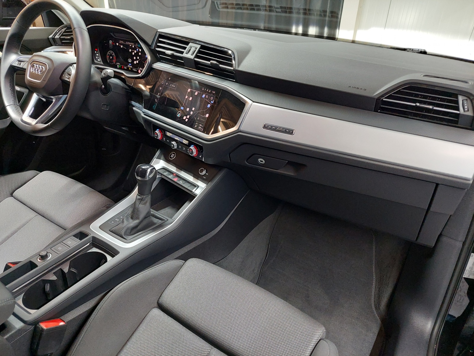 AUDI Q3 35 TDI S line quattro S-tronic-image-9