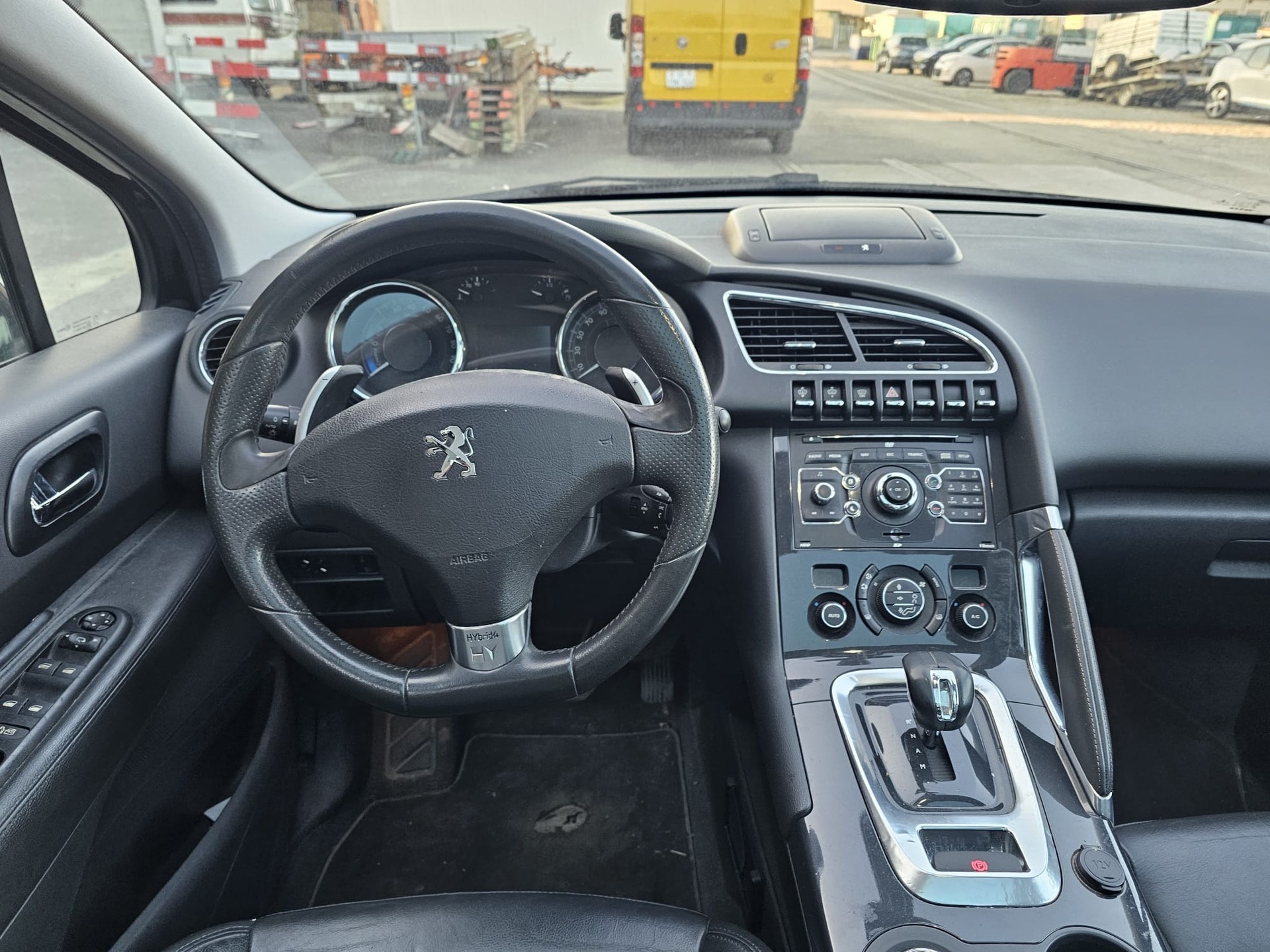PEUGEOT 3008 HYbrid4 2.0 HDI EGS6-image-12
