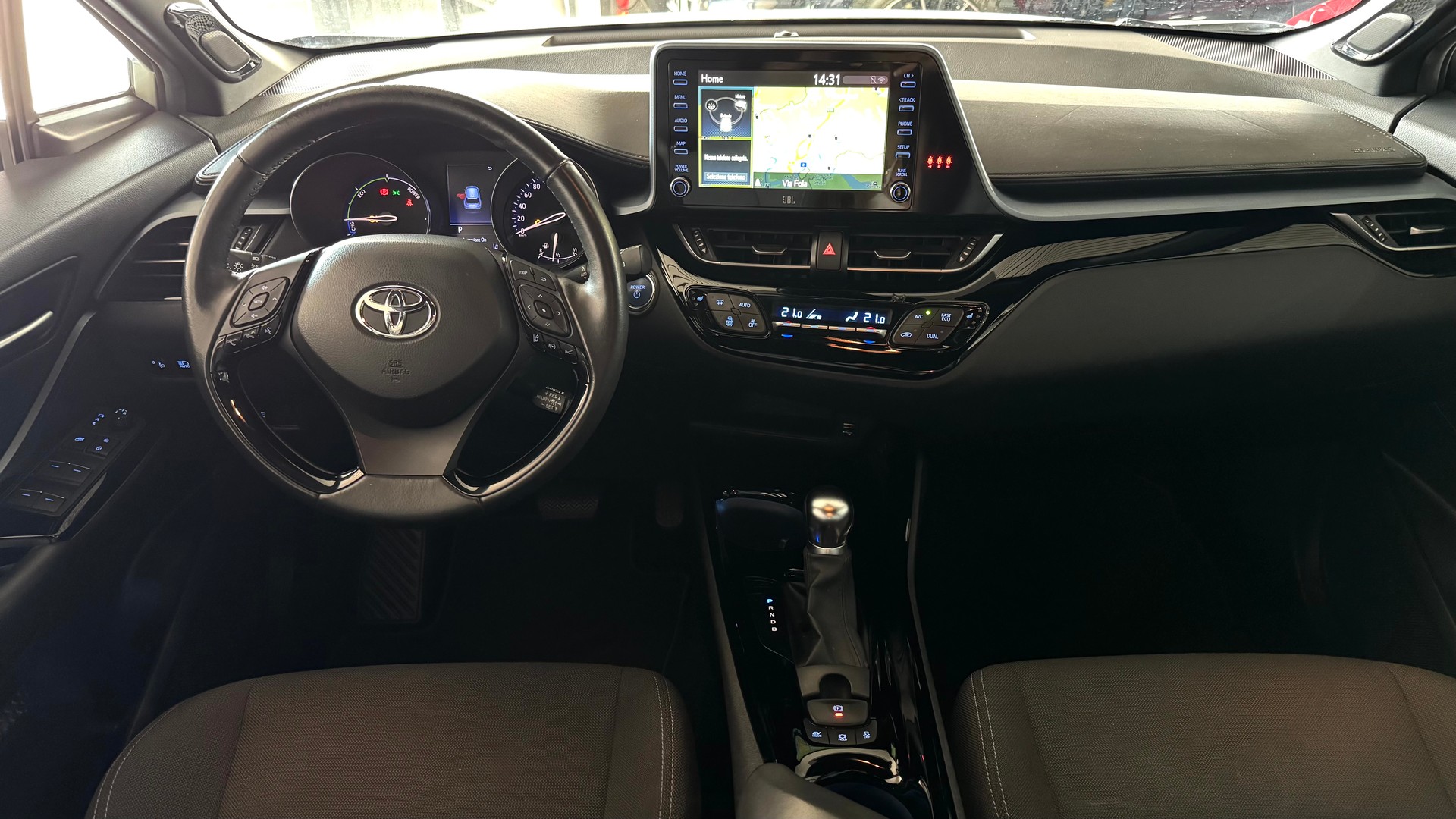 TOYOTA C-HR 1.8 HSD CVT Premium-image-8