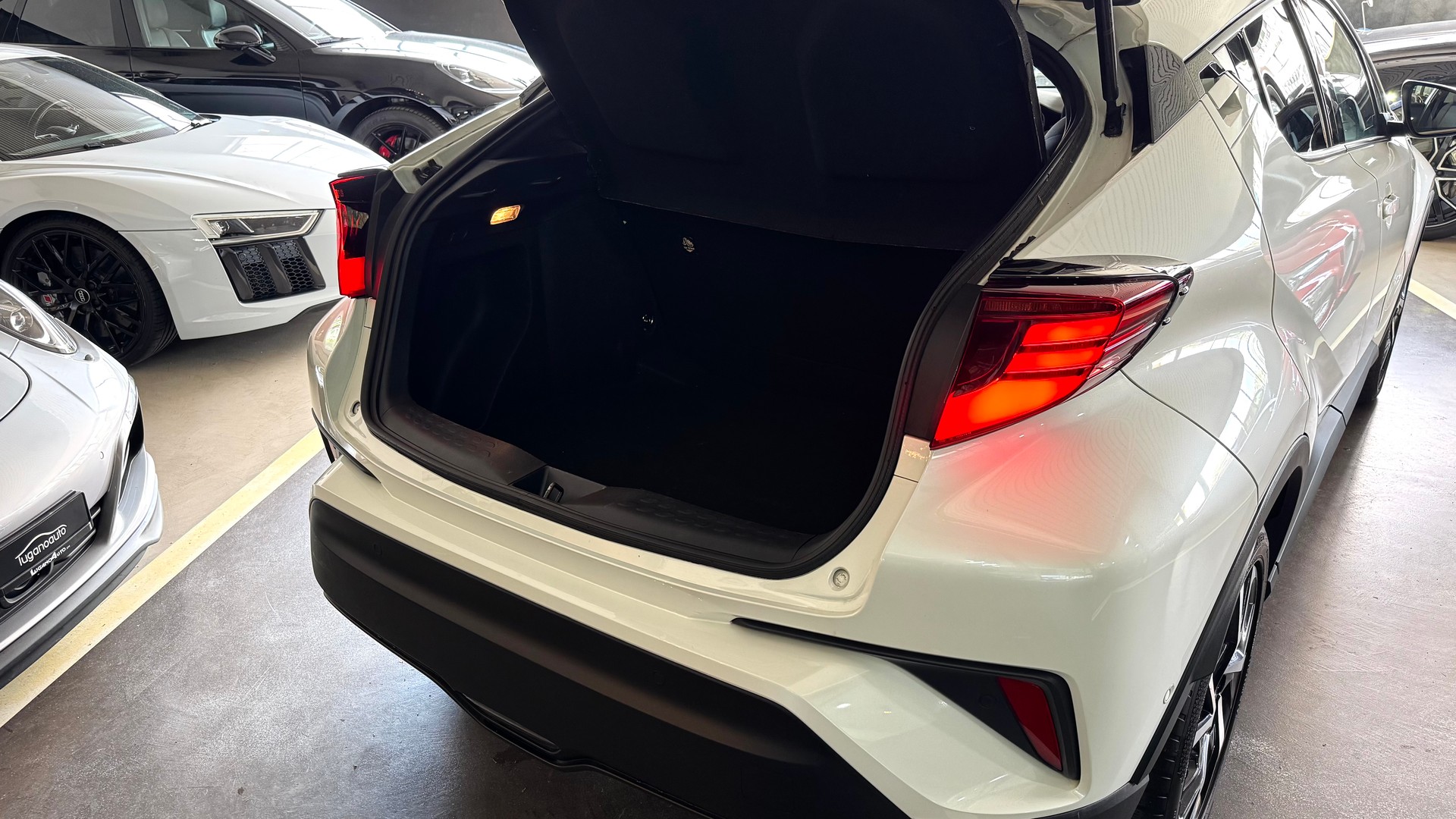 TOYOTA C-HR 1.8 HSD CVT Premium-image-4