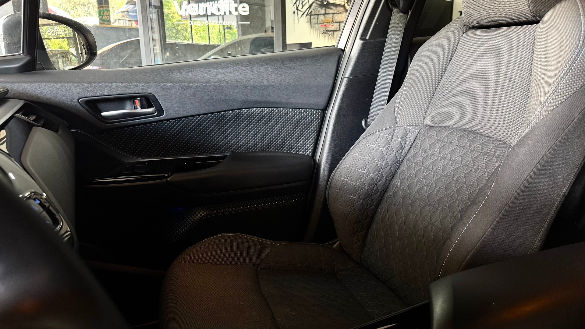 TOYOTA C-HR 1.8 HSD CVT Premium-image-12