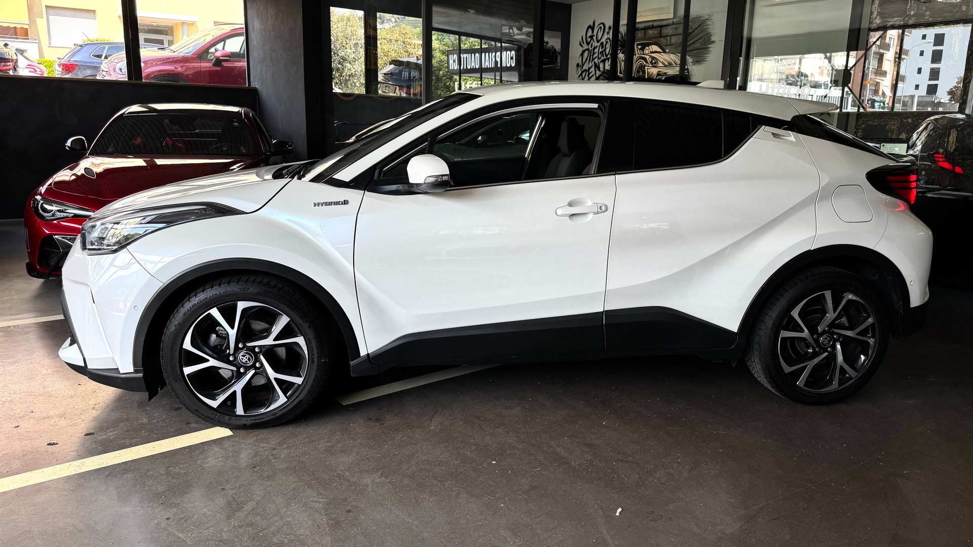TOYOTA C-HR 1.8 HSD CVT Premium-image-2
