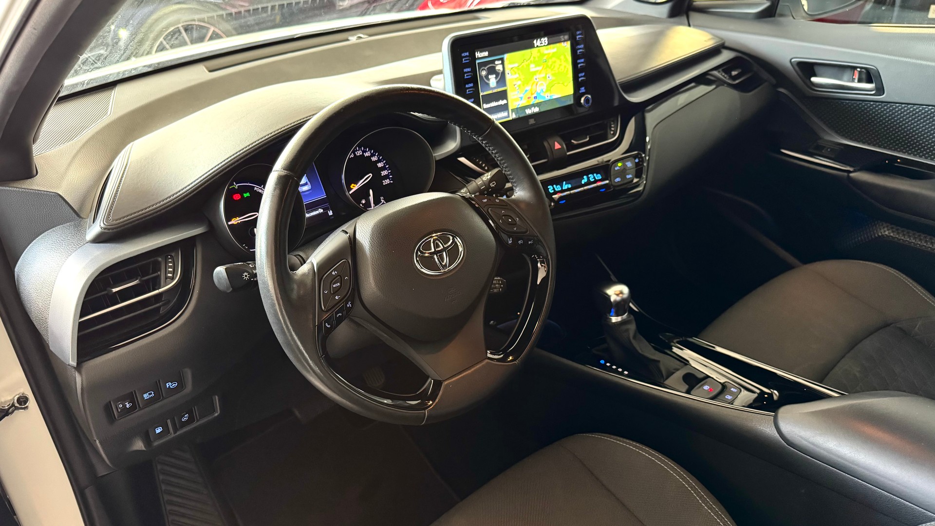 TOYOTA C-HR 1.8 HSD CVT Premium-image-10