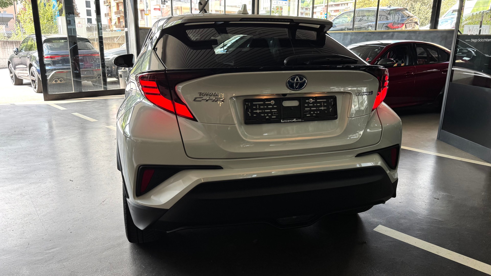 TOYOTA C-HR 1.8 HSD CVT Premium-image-3