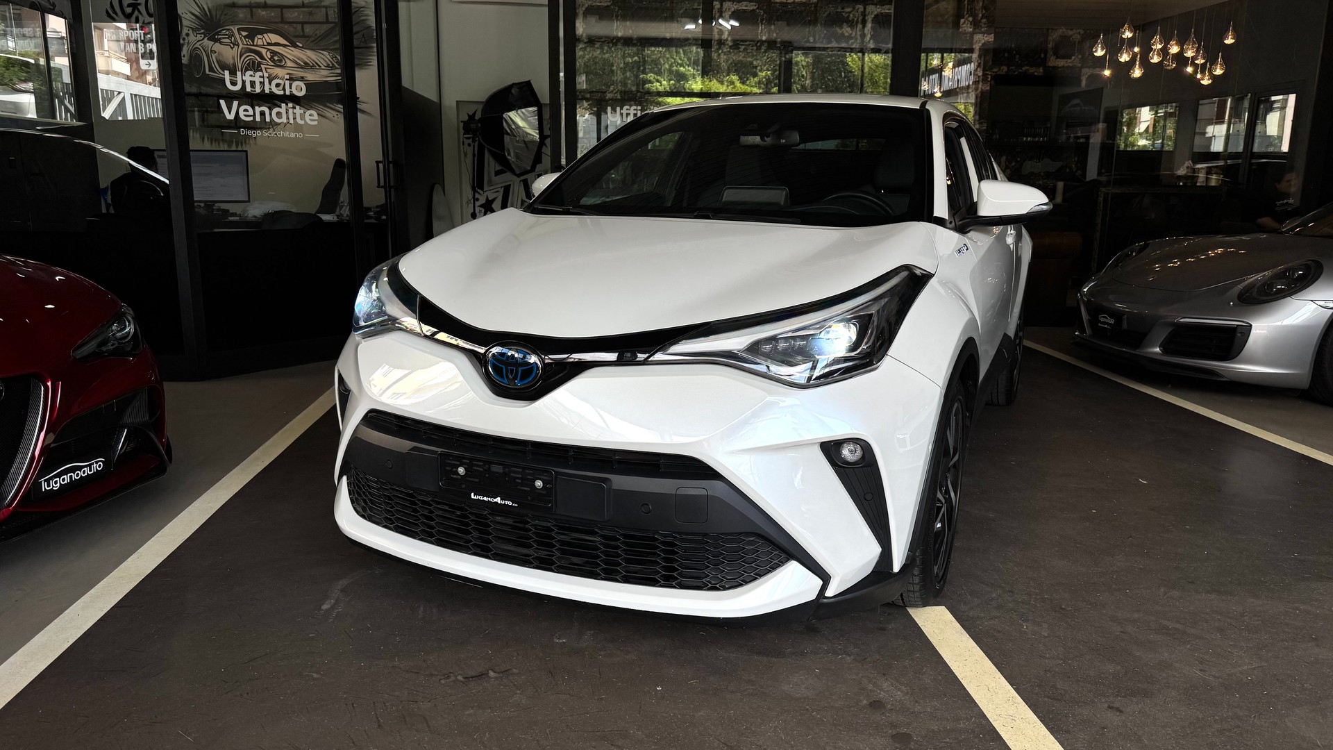 TOYOTA C-HR 1.8 HSD CVT Premium-image-1