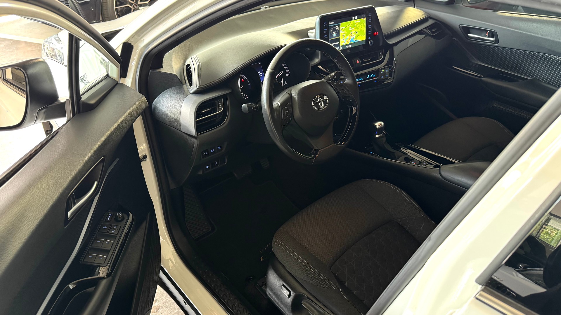 TOYOTA C-HR 1.8 HSD CVT Premium-image-6