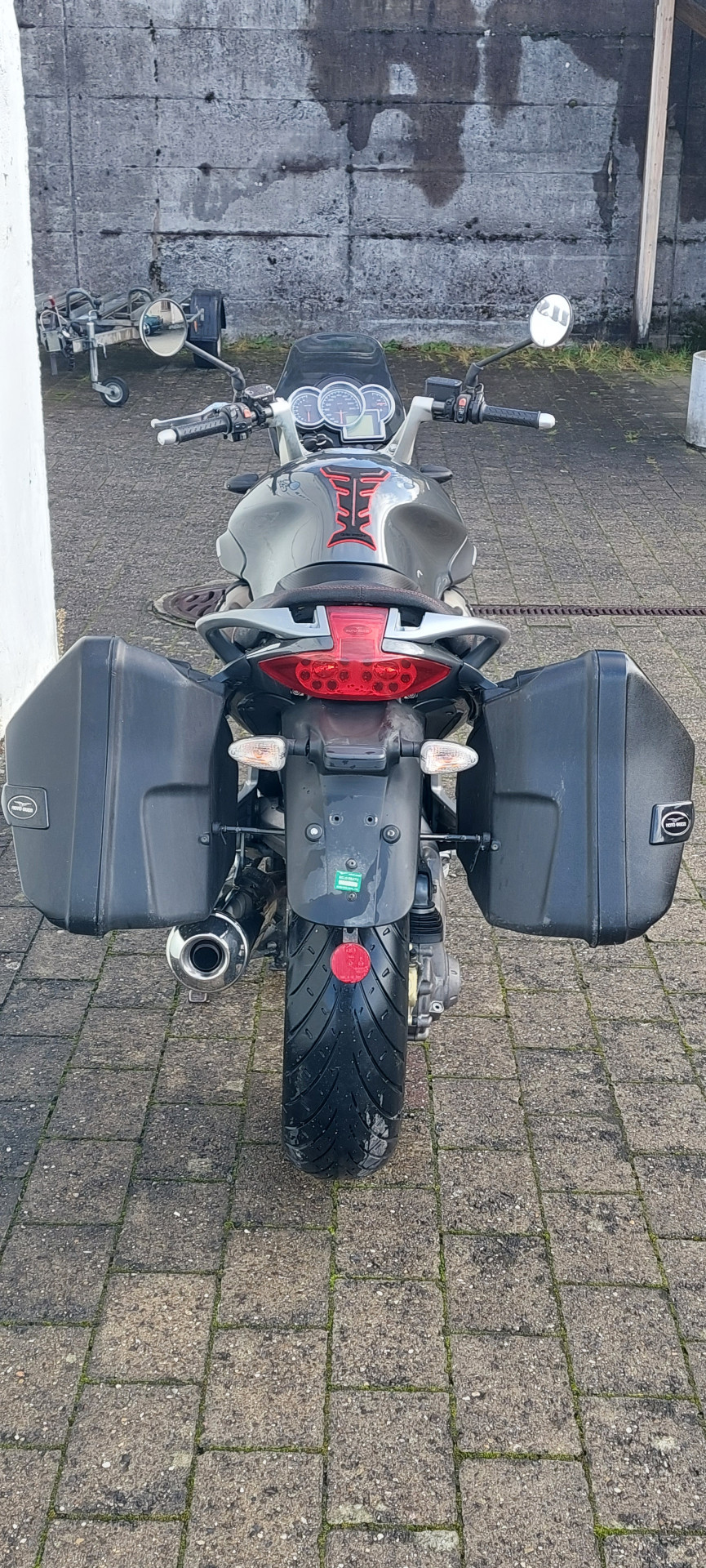 MOTO GUZZI Breva 1100-showroom-element-3