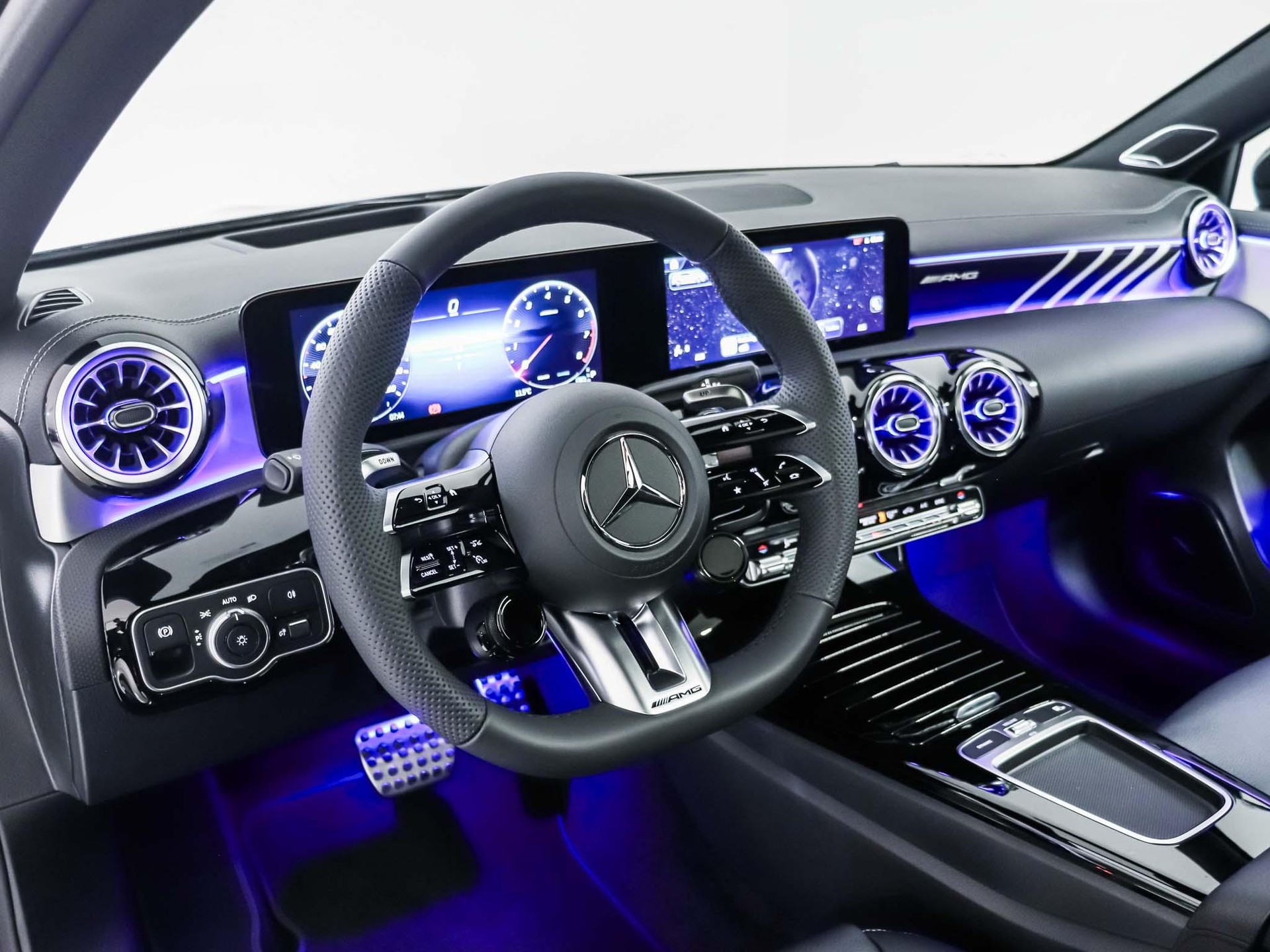 MERCEDES-BENZ A 35 AMG 4MATIC-image-9