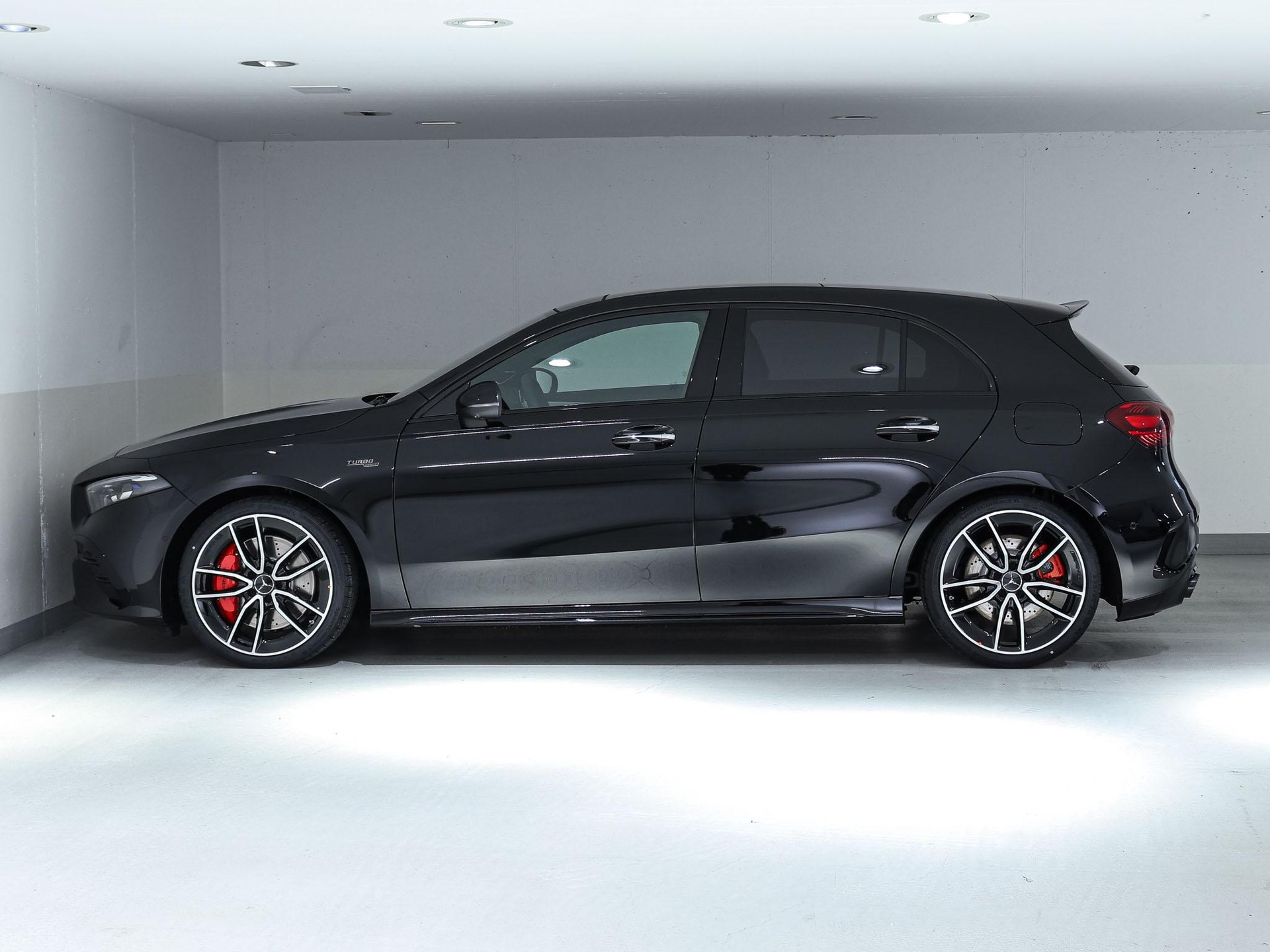MERCEDES-BENZ A 35 AMG 4MATIC-image-4