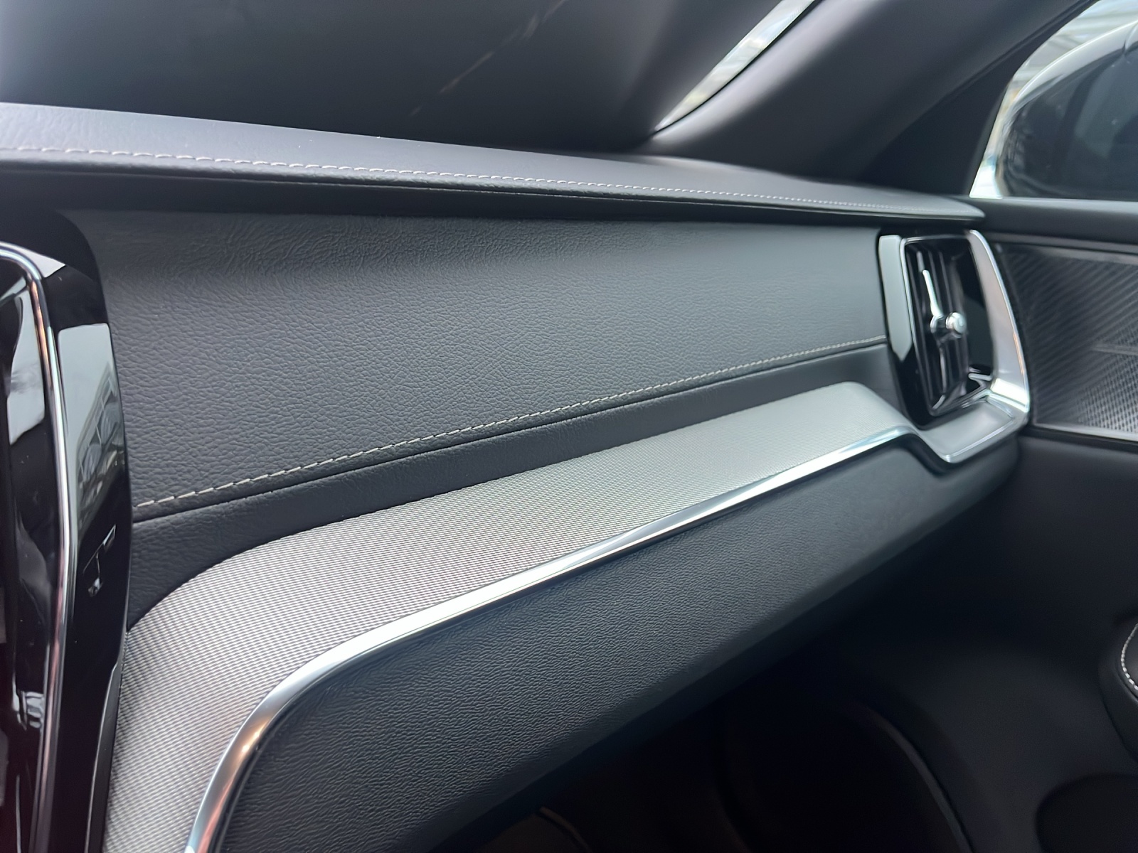 VOLVO V60 2.0 T6 TE Ultra Dark eAWD-image-14