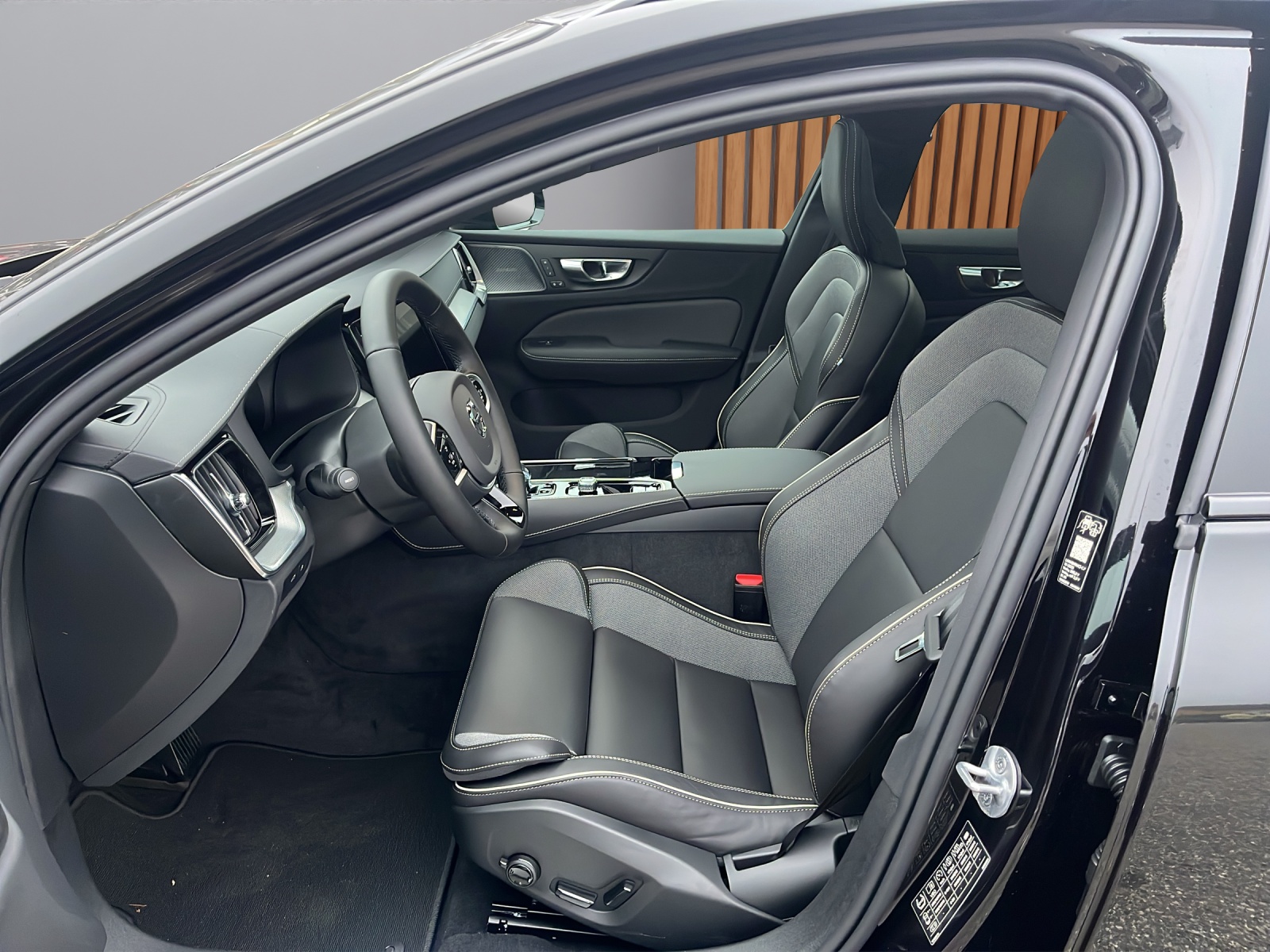 VOLVO V60 2.0 T6 TE Ultra Dark eAWD-image-8