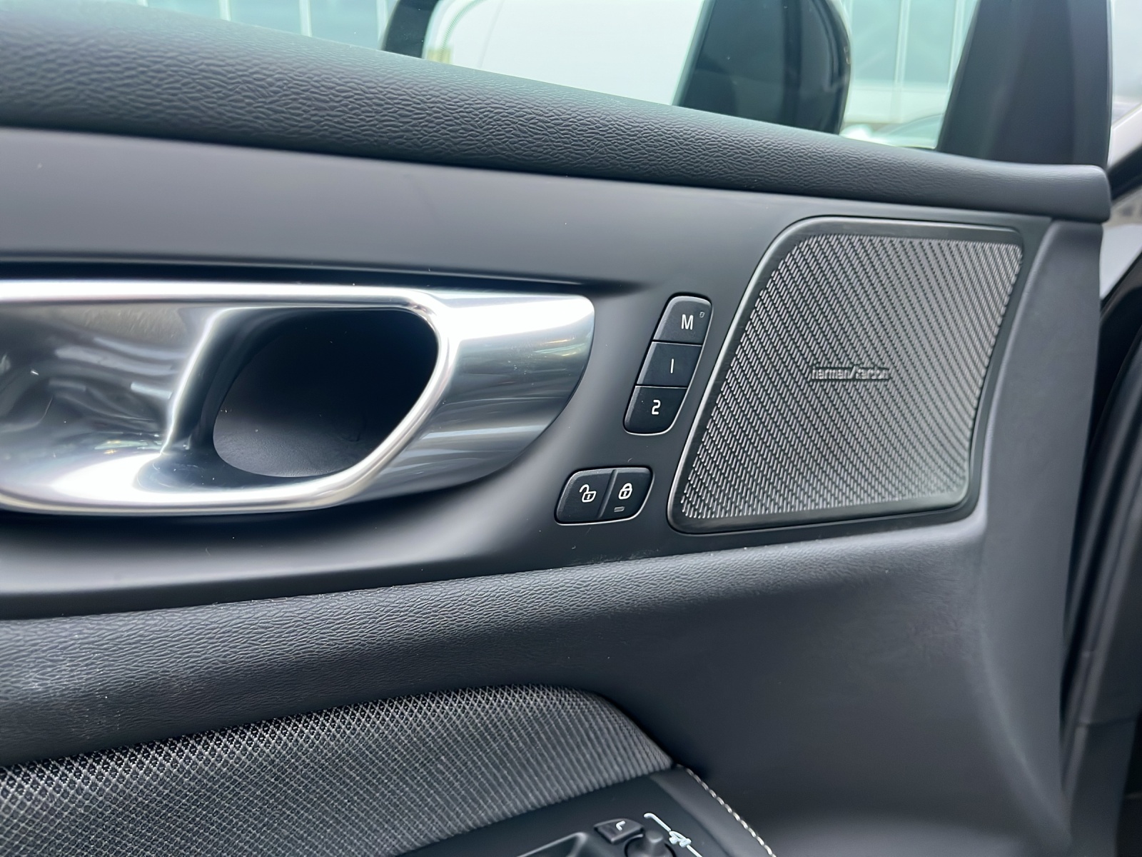 VOLVO V60 2.0 T6 TE Ultra Dark eAWD-image-15