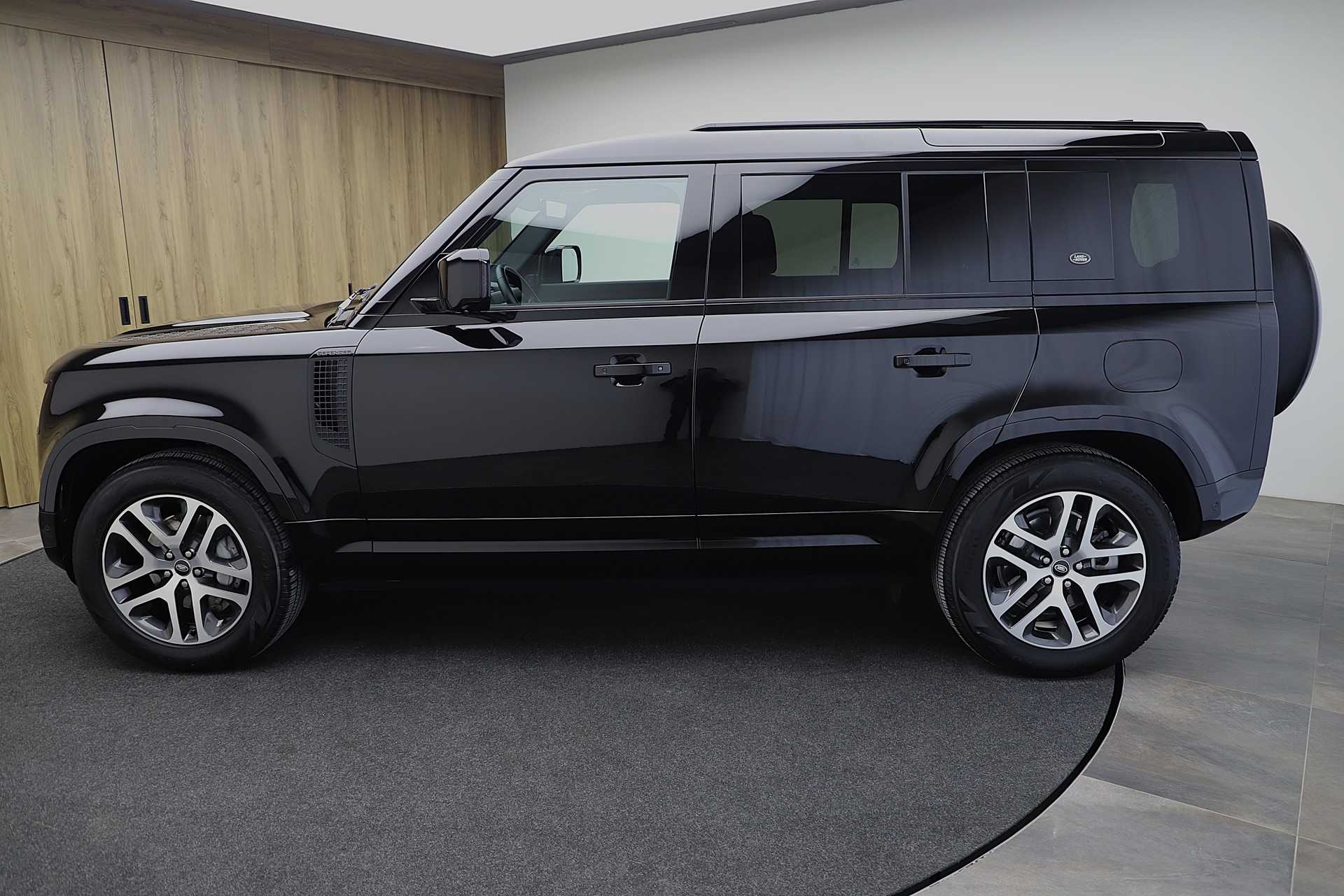 LAND ROVER Defender 110 P400e Si4 PHEV X-Dynamic HSE AT8-image-2