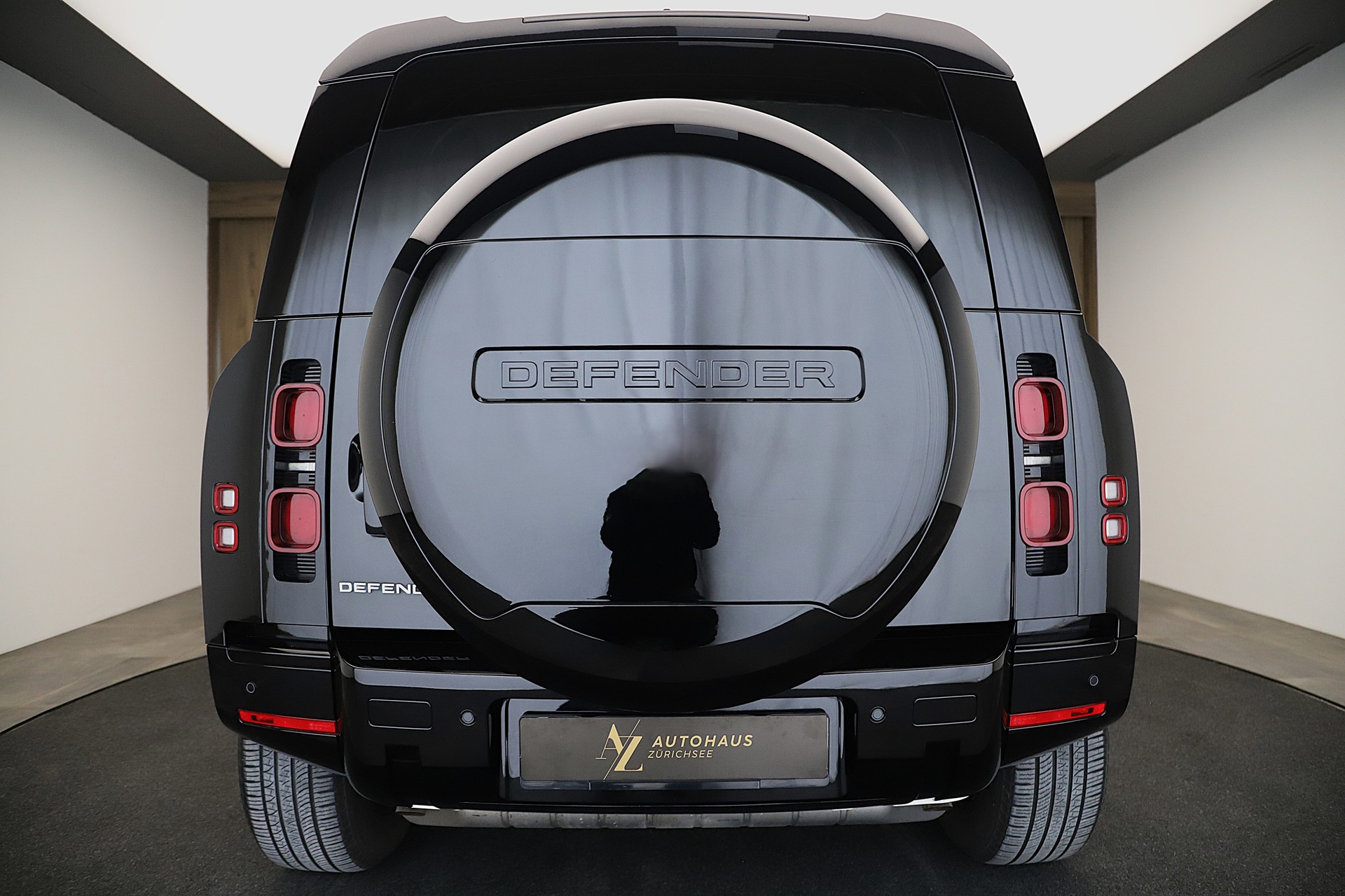 LAND ROVER Defender 110 P400e Si4 PHEV X-Dynamic HSE AT8-image-3